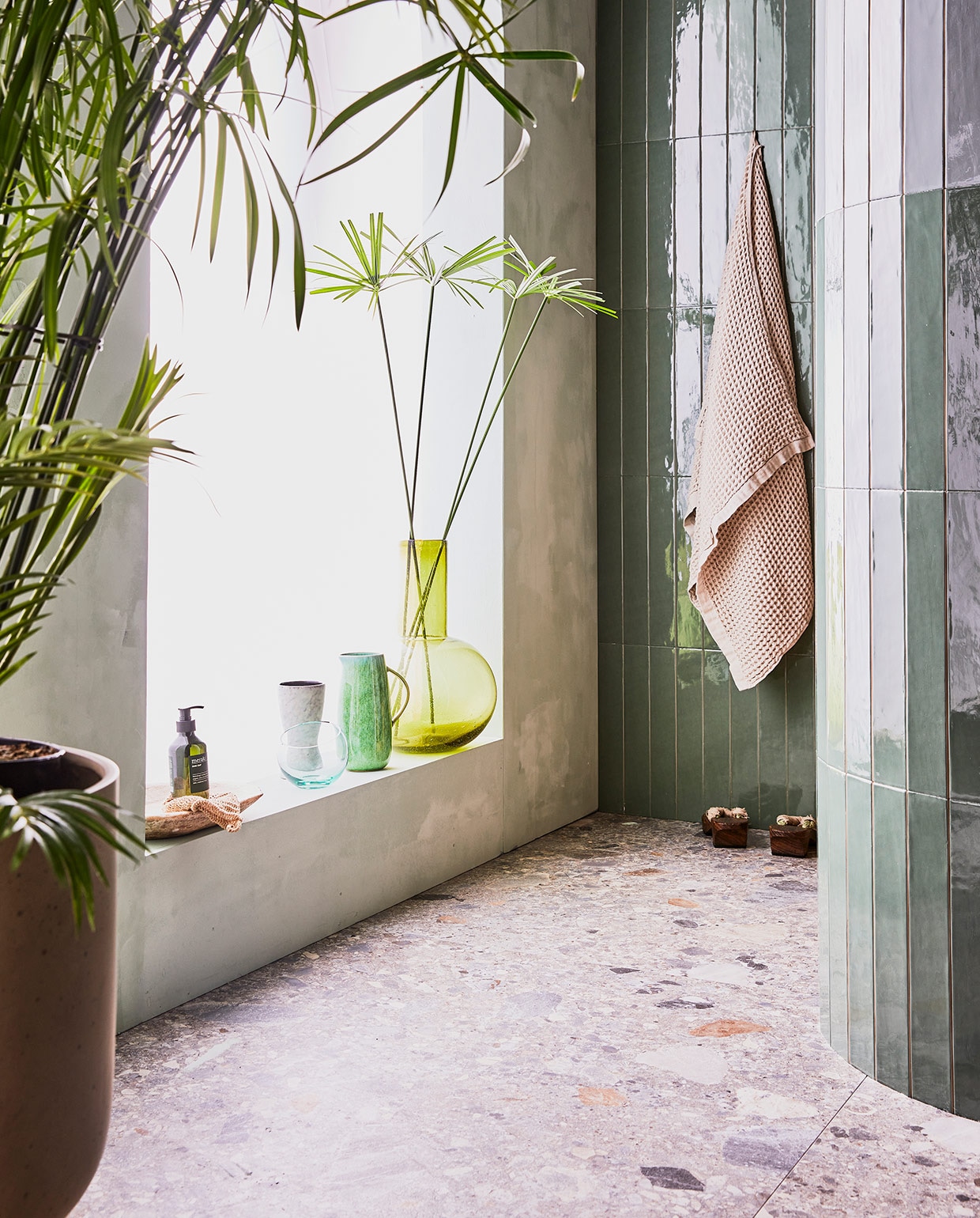 Donkere wandtegel Marrakesh, kleur Army Green, glans, 6,5×40 cm. Lichte wandtegel Marrakesh, kleur Seagreen, glans, 6,5×40 cm. Vloertegel Composite, kleur Multicolor, 120×120 cm. M.m.v. vtwonen.be (badlakens van Marc O’Polo), nordal.eu (plantenpot), bungalow.dk (groene kan), hm.com (handzeep Meraki), hkliving. (grote groene glazen vaas). Overig privébezit.