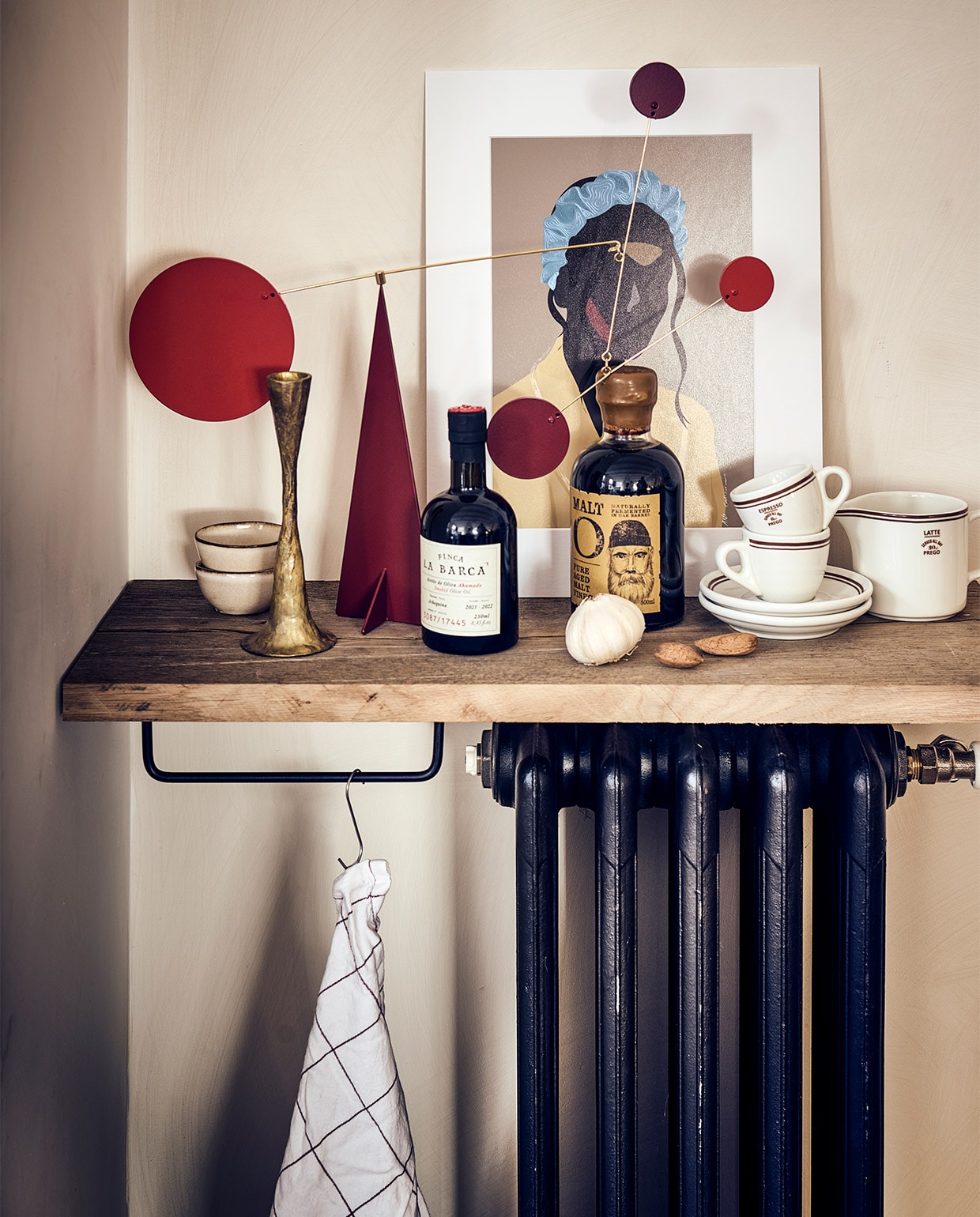 Muurverf Lime Paint in kleur Mykonos van Bauwerk (bauwerkcolour.com). Oude radiator € 95,99 (pietjonker.nl). Kommetjes per stuk € 4,99, espressokop met schotel per stuk € 3,99, melkkan € 3,99 (hm.com). Smoked olijfolie € 18,99, azijn € 12,99 (sissy-boy.com). Poster Jamali by Ana Collectives van Loods 5 Kunst, 30×40 cm € 25,-, rode mobile Kenya, 46×41 cm (bxh) € 129,- (loods5.nl). Zwart ijzeren handdoekrek small € 16,- (thefinestore.com). Overig privébezit. JA | vtwonen 11-2022 | styling Kim van Rossenberg  | fotografie Sjoerd Eickmans