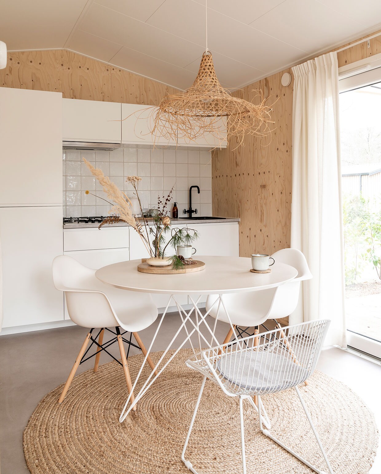 Keuken, kraan Ikea, tegels Schippers tegels. Waterkoker Hema, kop Ikea, zeeppompje herkomst onbekend. Lamp Earthware, tafel Wehkamp, draadstoel, stoelen Vintagelab15, houten plank Xenos. Mokken Ikea, vaas Bloomon, droogbloemen Bloomon en uit het bos, kleed Volero Vloerkleden. vtwonen 11-2021 | fotografie Muk van Lil