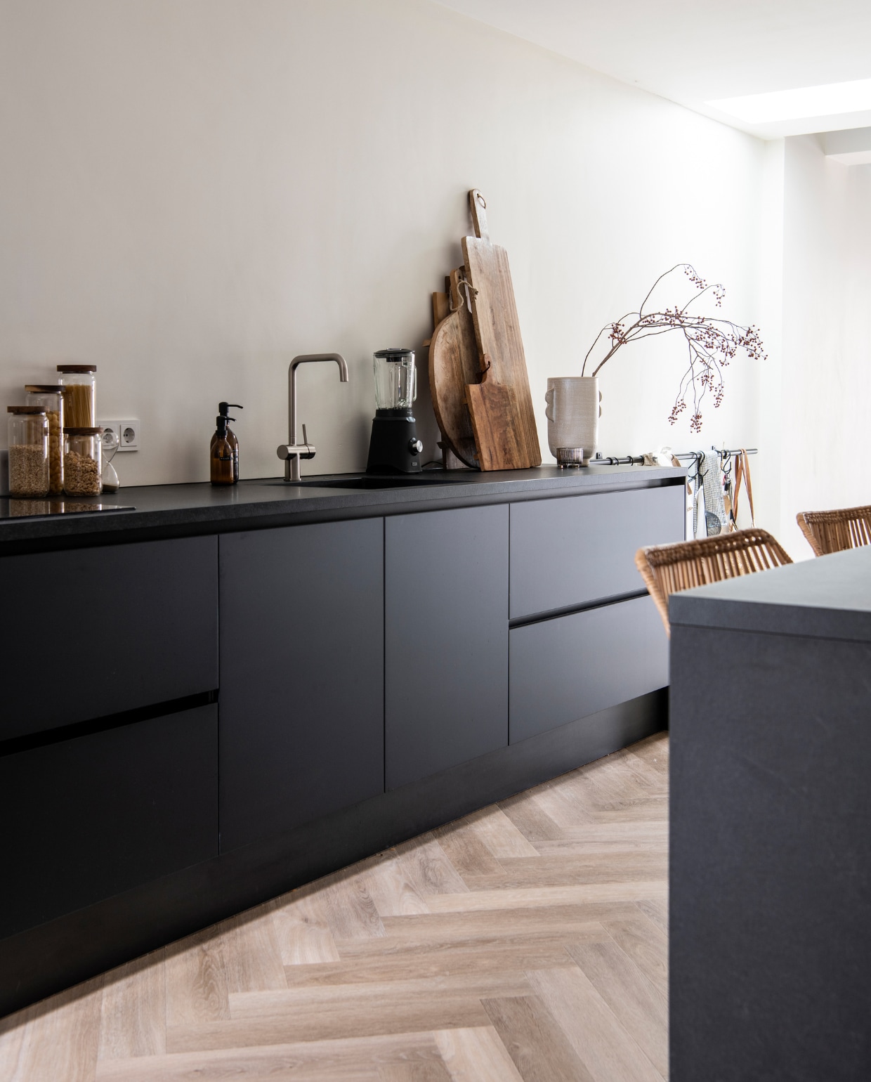 Muurverf: RAL 9010. Vloer: naturel eiken visgraat pvc. Keuken: Keuken Kampioen. vtwonen 12-2022 | productie InsideHomePage | styling Studio Marit Saladini | fotografie Louis Lemaire | tekst Saskia Borst