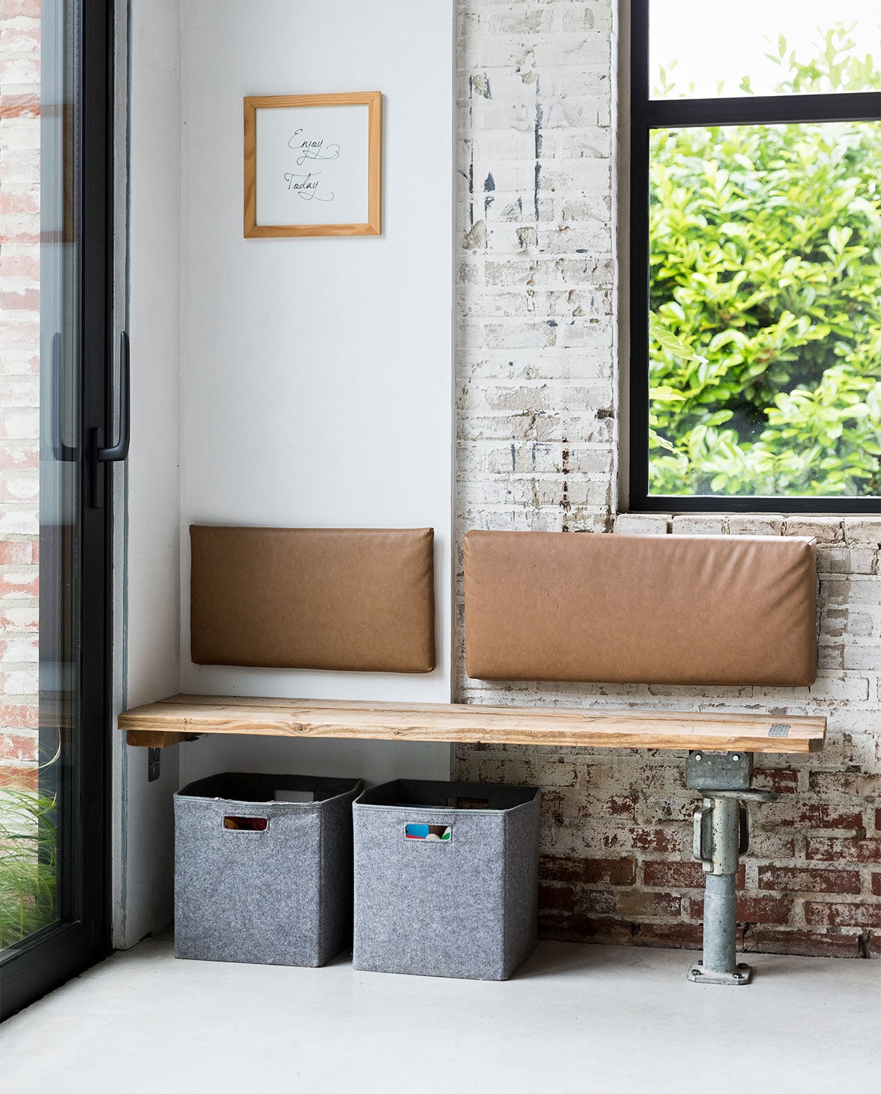 Bank zelfgemaakt van resthout fabriek, deel van een stutpaal als poot en leren kussens op maat laten maken. Vilten bakken Hema. JA | vtwonen 01-2022 | styling Ilona Jongepier  | fotografie Dana van Leeuwen