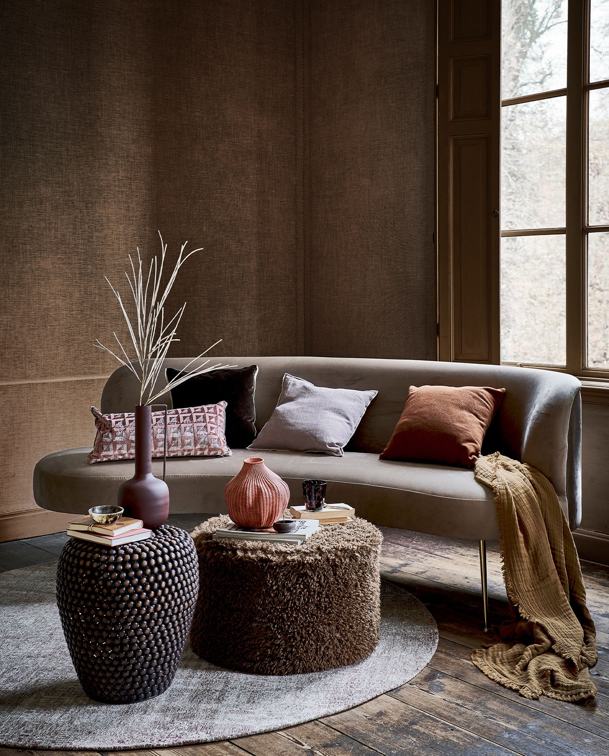 Rond vloerkleed € 299,- (vloerkledenwinkel.nl). Bank € 2585,- (keijserenco.nl). Metalen bijzet-tafel met bolletjes € 235,- (polspotten.nl). Roze linnen notitieboek € 19,95, bruine keramieken wierrookhouder € 24,95 (letoile.store). Bruin leren boek € 24,95, bruin glas € 10,33 (nordal.eu). Gemarmerd schaaltje € 9,99, terra vaas in knoflookvorm € 49,99 (sissy-boy.com). Bruine vaas met handvat € 45,-, bruin kussen € 49,99 (homestede.nl). Poef met vacht van Essenza € 139,95 (vtwonen.nl). Roze kussen van Designers Guild € 102,-, bruin fluwelen kussen van Designers Guild € 83,-, mauve linnen kussen van Designers Guild € 75,- (wva.nl). Plaid € 50,- (paviljoen-noord.com). Overig privébezit. vtwonen 1-2022 | styling danielle verheul | fotografie sjoerd eickmans | locatie Landhuis Oud Amelisweerd (landhuisoudamelisweerd.nl) | assistentie sanne ketelaar, meike linthorst, willem tjalma