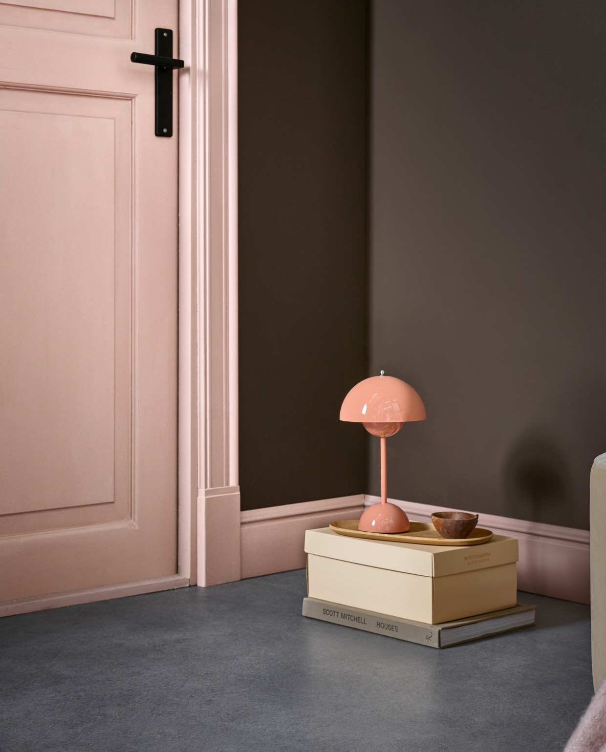 Muurverf deur en plint Soft Clay, wand Warm Brown van vtwonen, liter € 23,99, 2,5 liter € 39,99.M.m.v. andtradition.com (roze tafellamp), zarahome.com (houten dienblad). Overig privébezit. vtwonen 1-2023 | productie Tanja Saarberg | styling Sanne Ketelaar | fotografie Sjoerd Eickmans