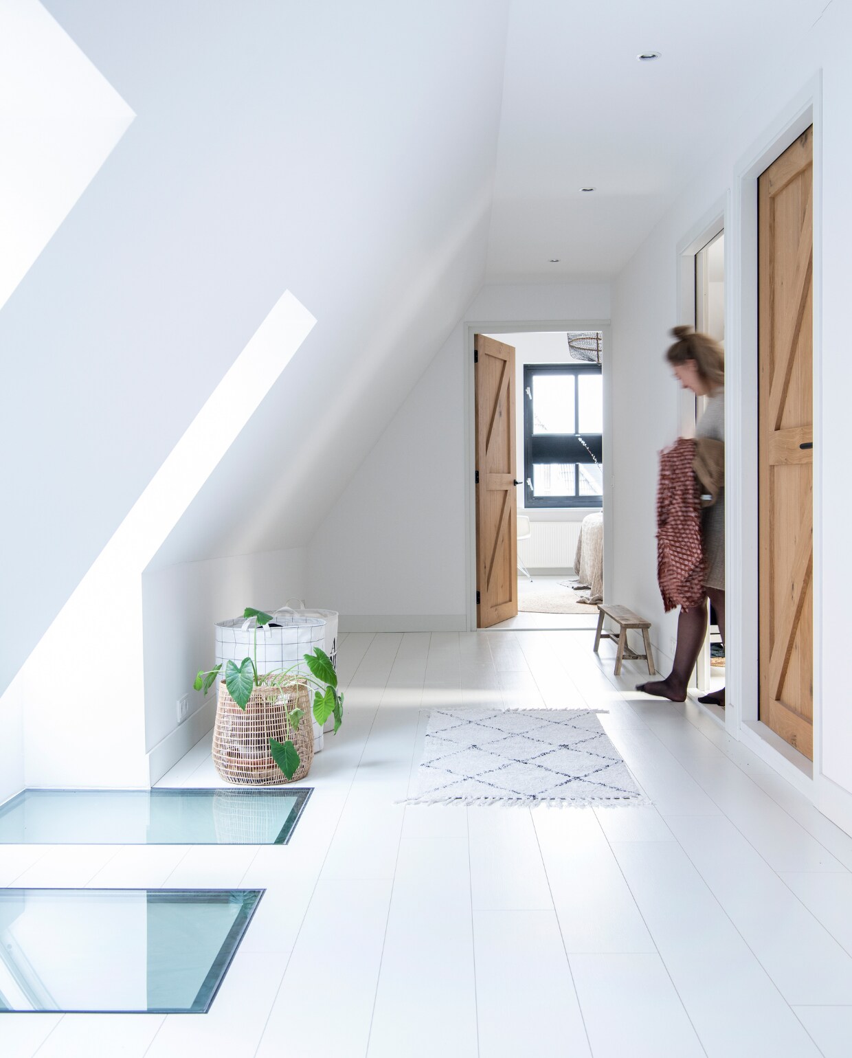 Muurverf Stralend Wit van Flexa. Wit laminaat Kwantum. Mand met plant vtwonen collectie. Witte mand House Doctor. Kleed Søstrene Grene. vtwonen 12-2022 | productie InsideHomePage | styling Studio Marit Saladini | fotografie Louis Lemaire