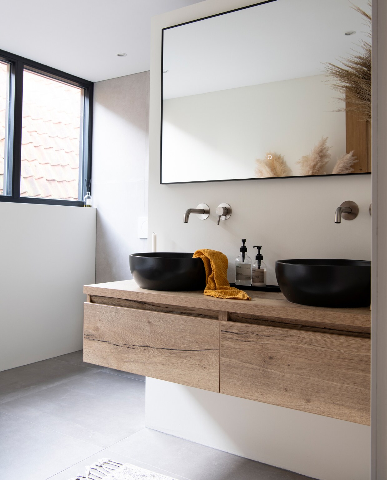 Muurverf RAL 9010. Spiegel met ledverlichting onbekend. Kranen Caral van Wiesbaden. Wastafelmeubel Matrix van NewWave. Zeeppompjes Meraki. Kleed HKliving. vtwonen 12-2022 | Productie InsideHomePage | Styling Studio Marit Saladini | Fotografie Louis Lemaire | Tekst Saskia Borst