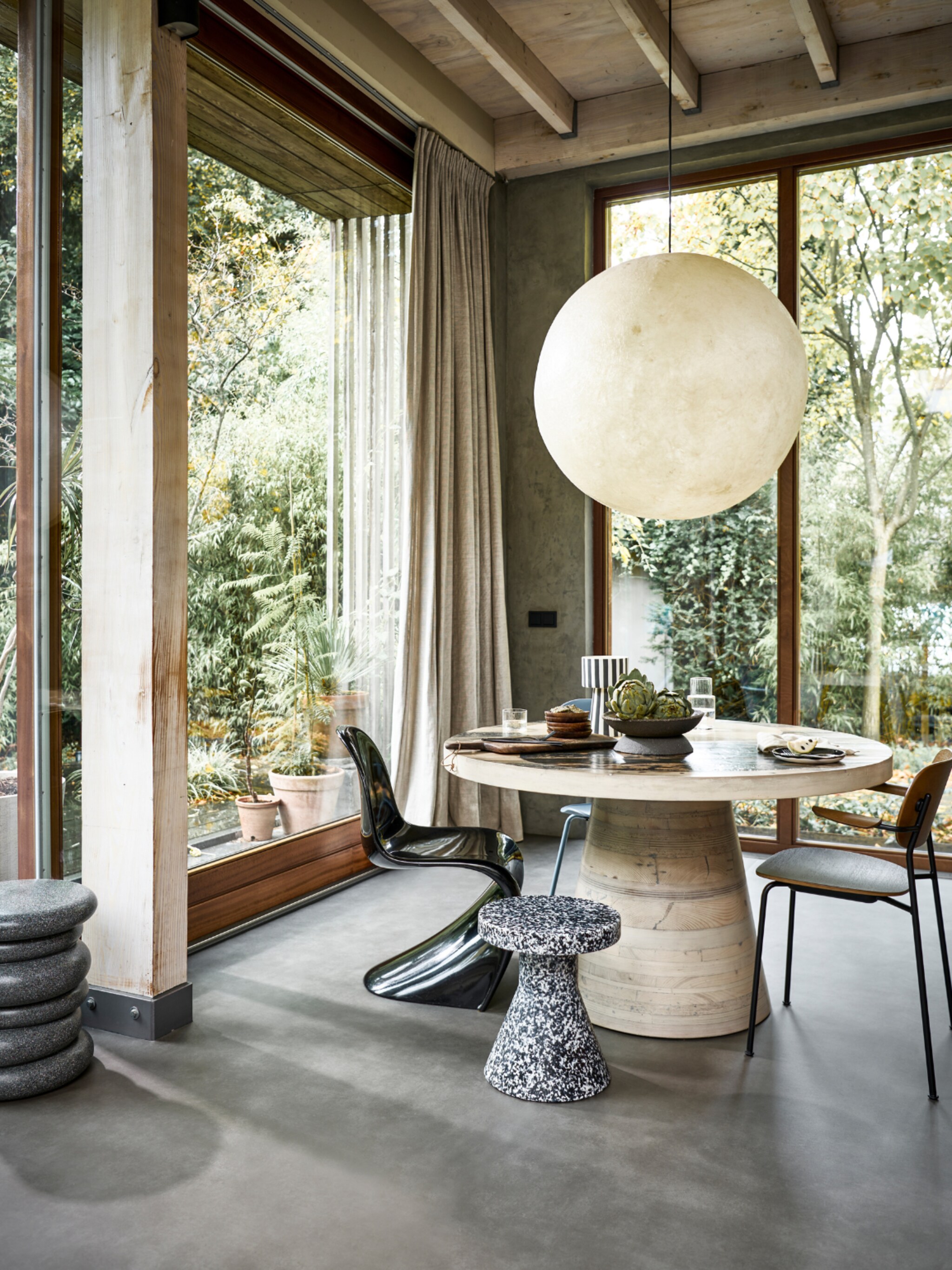 de mooiste statement lampen voor boven een ronde eettafel