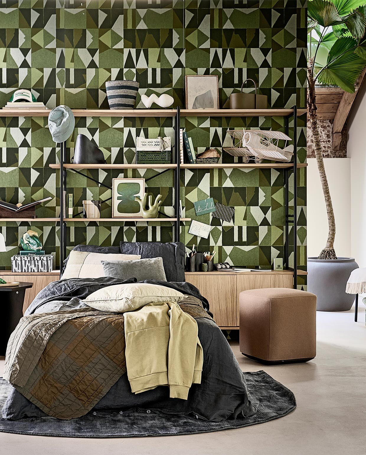 Beige poef Otto S € 419,-, zwarte bijzettafel Scissors Coffee Table 50, 50 cm (Ø) € 429,-, bank tegen muur, wandkast Modular Cabinet, houtblokken, plaid over bank en boekensteun in kast prijs op aanvraag (). Behang van Élitis, per rol van 10 m x 70 cm € 196,- (loggerewilpower.com). Tas Ted Baker € 215,-, groen doosje op bijzettafel € 14,95, groen spelletje in kast € 18,95, groene siervorm boven bed € 39,95, grijze en groene kratten in kast Hay maat S € 8,-, groen boek in kast Vino € 37,95, krat onder de bank Hay maat M € 15,-, sneakers € 295,-, groen effen velours kussen € 40,95, kussen met blokken € 69,95 (debijenkorf.nl). Poster met fiets € 6,95, envelop met letters € 1,60, envelop met streep € 1,20, lichte envelop op wand in kast € 0,95, blauw papier met witte streep rechtsonder in krat € 7,50, boekje bij bureau met zeeschelpen € 312,50, groen notitieboek rechts in kast € 3,95,- (vliegerpapier.nl). Groene siervorm links in kast HKliving € 49,95, groene trommel dino-kop € 27,99 (sissy-boy.com). Pet € 9,99, hoed € 7,99, witte siervorm boven in kast € 29,99, trui op bed prijs op aanvraag, shirt met gekleurde blokken op bank € 14,99, witte lamp op bijzettafel prijs op aanvraag (hm.com). Donkergroen linnen dekbedovertrek vanaf € 350,-, donkergroene linnen kussensloop Jade € 19,-, kleine sisal mand € 52,-, vis € 69,- (couleurlocale.eu). Groen vloerkleed Linie Design, 200×140 cm € 362,85, zwarte lamp met ronde vorm in kast Ferm Living € 339,-, pennenbak Ferm Living € 85,-, beige met zwart gevlekt potje Ferm Living € 45,-, groene stalen opbergbak met handvat € 61,99 (vtwonen.nl). Groene plaid op bed Ferm Living € 135,- (wonenmetlef.nl). Lichtgroen kussen op bed € 12,95 (zarahome.com). Groen kunstwerk midden in kast en grijs kunstwerk rechtsboven in kast prijs op aanvraag (anneoldekalter.com). Vliegtuig € 299,- (thearchivestore.com). Grijs gevlekt doosje € 5,58, groen touw in krat € 1,80, potloden, penselen en pennen vanaf € 0,98, groen klosje € 1,80, groen doosje naast boeken in kast € 2,53 (sostrenegrene.com). Overig privébezit. JA | vtwonen bijlage 08-2022 | styling Liza Wassenaar | fotografie Sjoerd Eickmans