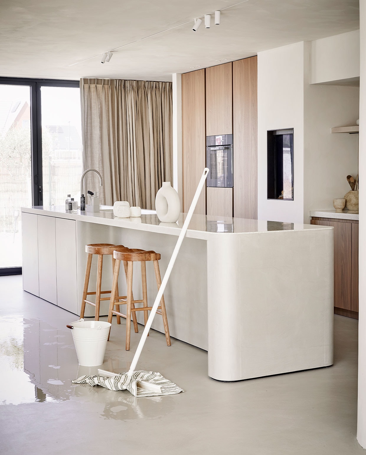 Vloertrekker- wit – 40 cm + Steel 130 cm – €49,95 (Vikan), Dweil van katoen – wit/olijfgroen gestreept – 60 X 60 cm – €6,95 (Dille &amp; Kamille), Emmer – zink – offwhite – 10 L – € 9,95 (Dille &amp; Kamille), Singles afwasset 4-delig – grijs – €45, (ZONE.DK), JA (schoonmaakartikelen) | Styling Studio Marit Saladini, Fotografie Peggy Janssen | stylingassistentie: Paolo Roseti\n