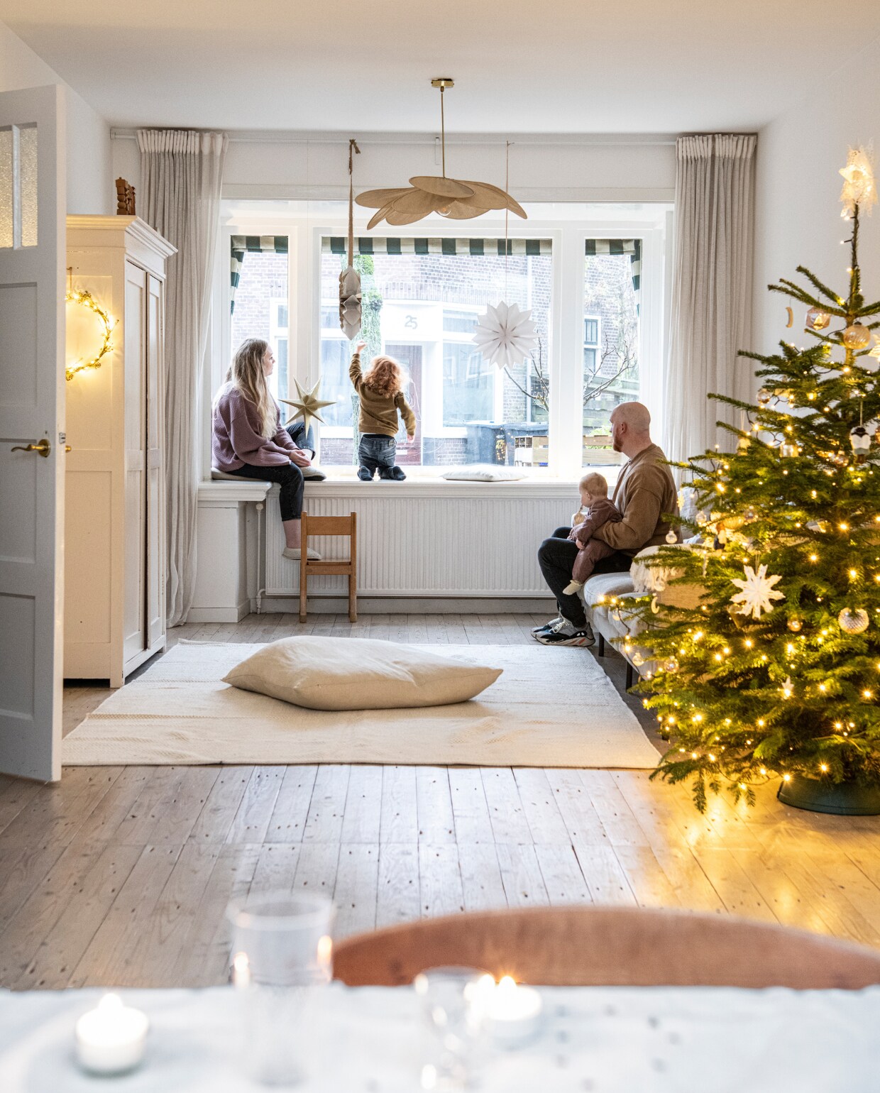 Vloerkleed H&amp;M Home, kussen Timeless Linen, kast kringloop, lichtslinger zelfgemaakt. Gordijnen Ikea, stoel kringloop, kerststerren Alles in wonderland, kerstboomdecoratie mix van Dille &amp; Kamille, Sissy-Boy en Hema. vtwonen 13-2022 | productie Insidehomepage | styling Myla Griese | fotografie Louis Lemaire