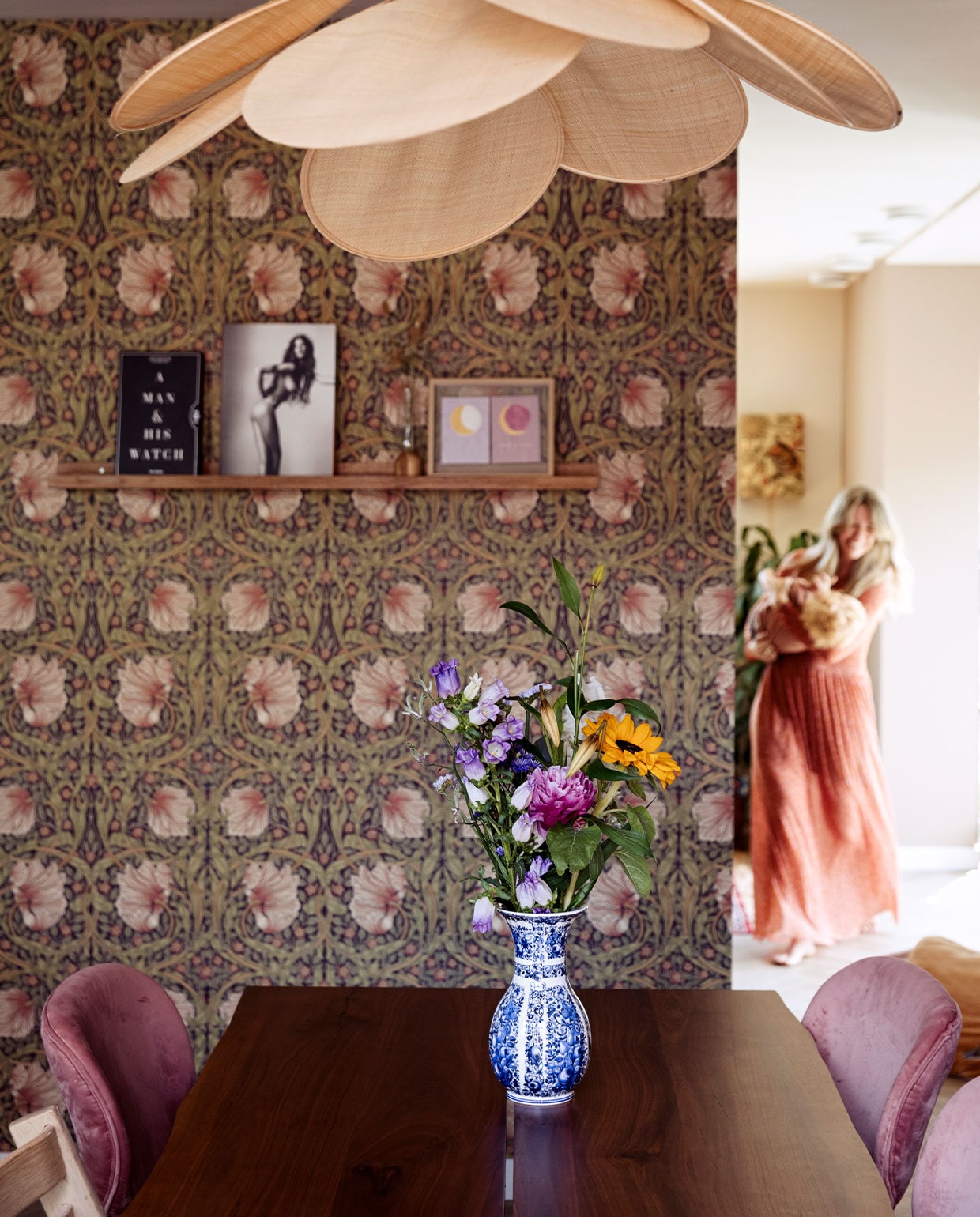 Lamp Georges Store. Vaas Blauw Blumkes. Tafel Dutchbone. Stoelen HKliving. Behang Morris&Co. Fotolijstje Mei Fang Tan. Fotoboeken Mendo. vtwonen 10-2021 | styling Ilona Jongepier | fotografie Dana van Leeuwen | tekst Anne van den Dool