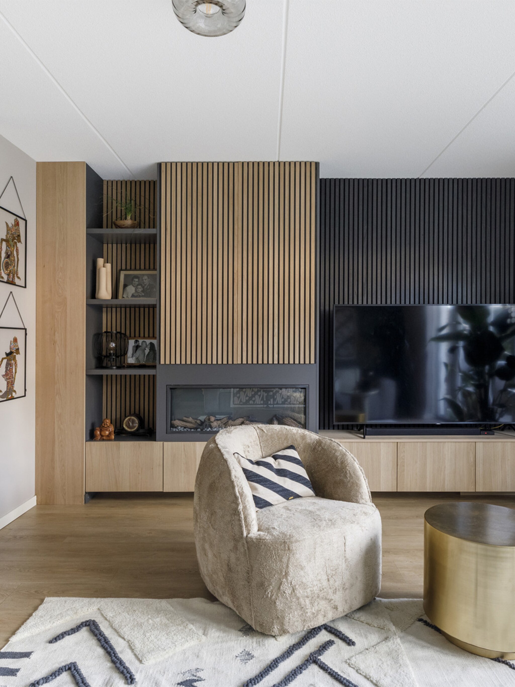 maak een accentmuur in de woonkamer met houten wandpanelen