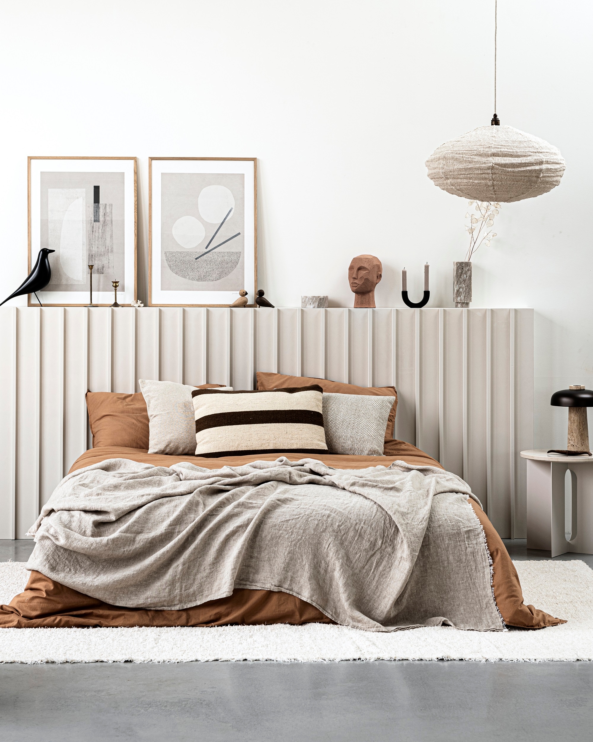 Dekbedovertrek 140×200 cm € 60,-, kussenslopen 60×70 cm set van 2 € 30,-, hoeslaken 90×200 cm € 45,-, alles 100% katoen in kleur Dromedary (midnatthome.com). Sterkussen van Numero 74 € 19,-, peer ledlamp van Konges Slojd € 27,- (archive-store.nl). Houten kangaroe met baby € 24,75 (houtendiershop.com). Houten bakje eikel met 10 kleine eikels erin € 17,50 (iine.nl). Houten poppetje om in elkaar te zetten El Contorsionista € 48,-, houten camera € 57,- (moonpicnic.com). Knuffel teckel van Donna Wilson € 49,- (sissy-boy.com). Sweater € 59,- (maedformini.com). Muurverf kleur Bone (bauwerk.com.au). Bed op maat gemaakt, prijs op aanvraag (richardvanmeerveld.nl). Meubel geschilderd met verf kleur Bone (pure-original.nl). Laagpolig vloerkleed,133×195 cm € 69,95 (ikea.nl). Boeken privébezit. vtwonen DIY special 1 | styling Kim van Rossenberg  | fotografie Sjoerd Eickmans