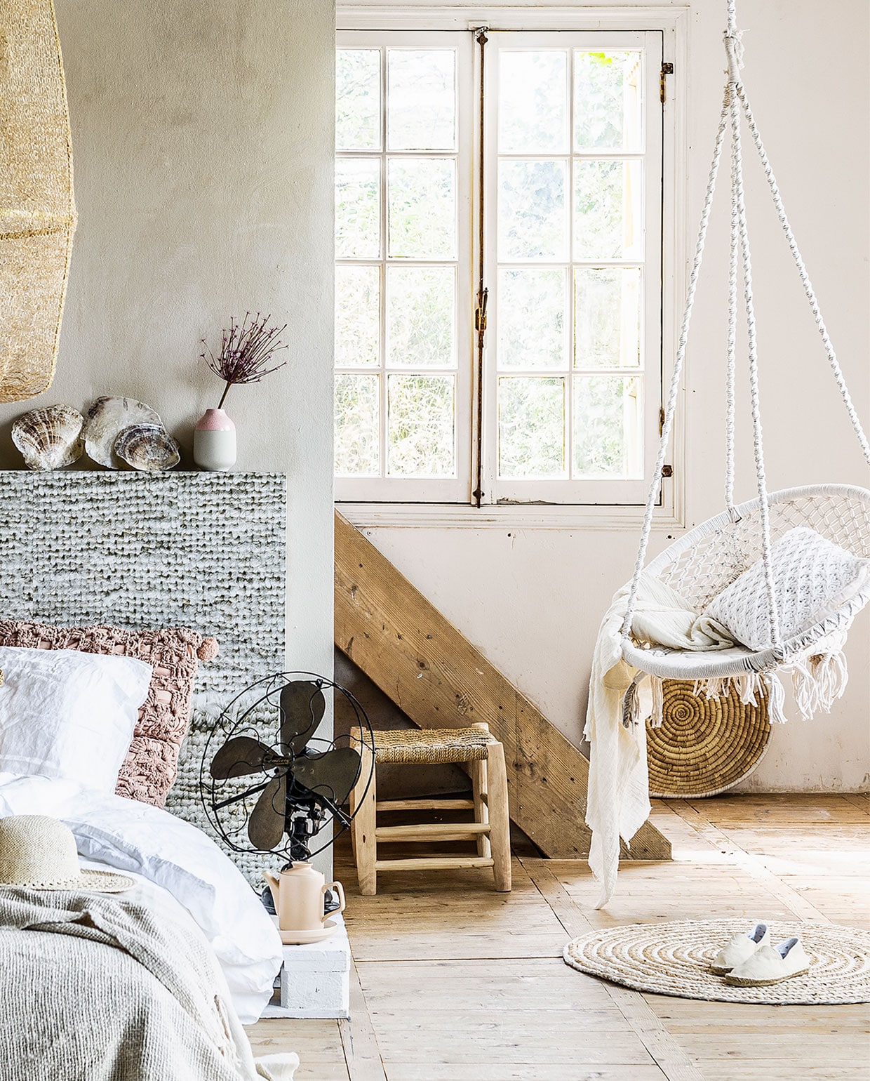 Bed gemaakt van vier houten pallets, elk 80×120 cm (wit geverfd), daarop twee keer matras Morgedal, 80×200 cm € 139,- (Ikea). Hoofdbord behangen met vliesbehang uit de vtwonen collectie 53×333 cm per rol € 99,- (www.vtwonen.nl). Wit linnen dekbedovertrek, 240×220 cm € 79,99, naturel raffia kussen € 19,99, gebreide katoenen deken € 39,99 (H&M Home). Gehaakt roze kussen € 54,95 (The Go’Round). Dun linnen gordijn per meter € 20,- (Boerenbonthal). bamboestok € 3,95, schelpen € 4,95 (Intratuin). Vaasje in roze-grijs van House Doctor € 11,95 (www.vtwonen.nl). Hanglamp Z2 Tea Dyed, 77 cm € 629,- (Ay Illuminate). Oude ventilator (vergelijkbare bij Vivre Interieur Authentique). Theepot Blush € 18,50, ontbijtbord Blush € 9,95 (Present Time). Kruk met sisal zitting € 38,- (Teranga). Ronde mat van Madam Stoltz € 61,95 (www.vtwonen.nl). Witte macramé hangstoel € 49,95 (Loods 5). Gehaakt kussen 40×40 cm € 24,95 (Mrs. Bloom). Schaal uit Bangladesh van Return to Sender € 15,- (Hema). Wand geverfd in kalkverf, kleur Calce per liter € 41,25 (Carte Colori). Linnen sjaal (Zara). Espadrilles (Intratuin). Zonnehoed (H&M Home). vtwonen 07-2015 | styling Moniek Visser | fotografie Sjoerd Eickmans