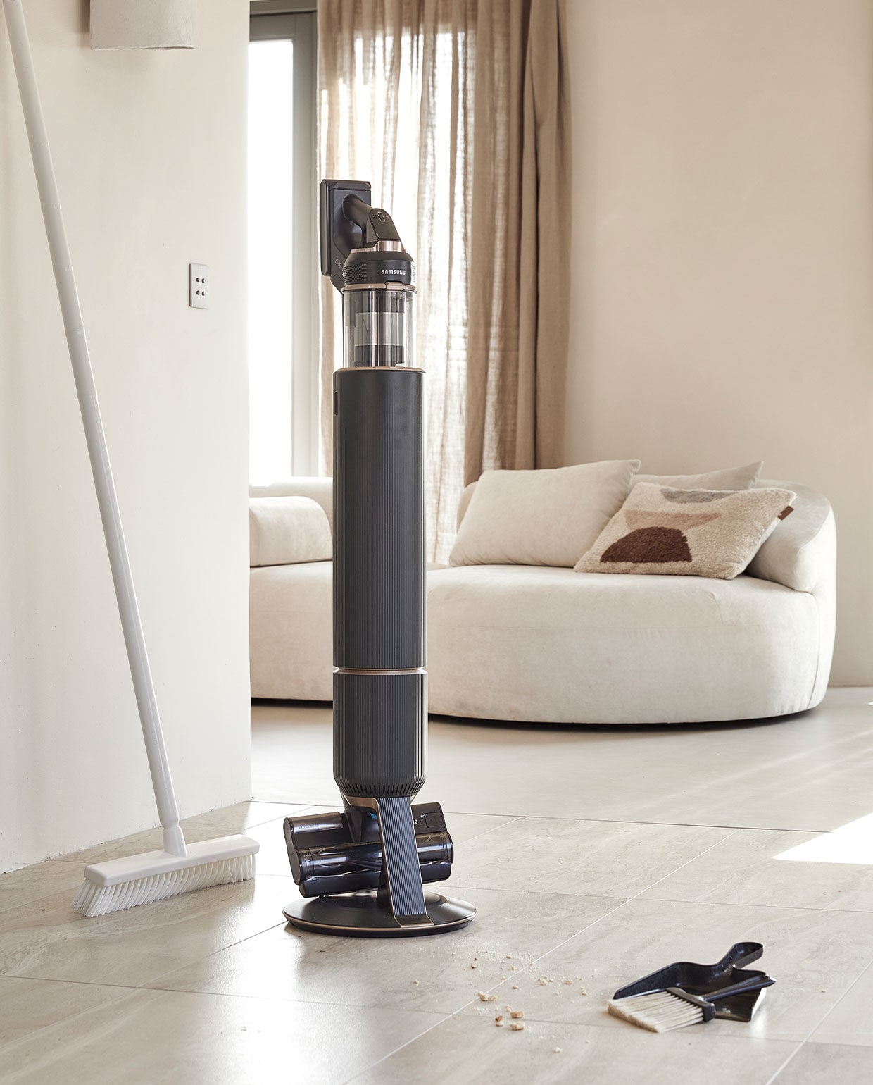 Draadloze Steel stofzuiger Bespoke Jet – Woody Green , All-in-one Clean Station ,Tot 210W zuigkracht , Tot 120 minuten gebruiksduur– €949 (Samsung), Vloerschrobber Vikan harde vezel 305mm wit – Ultra Hygiënische Steel – 150cm – Ø 34mm – Wit – (Beide Vikan), Veger en blik van gerecycled plastic – € 5,95 (Mijn stijl) JA (schoonmaakartikelen) | Styling Studio Marit Saladini, Fotografie Peggy Janssen | stylingassistentie: Paolo Roseti\n