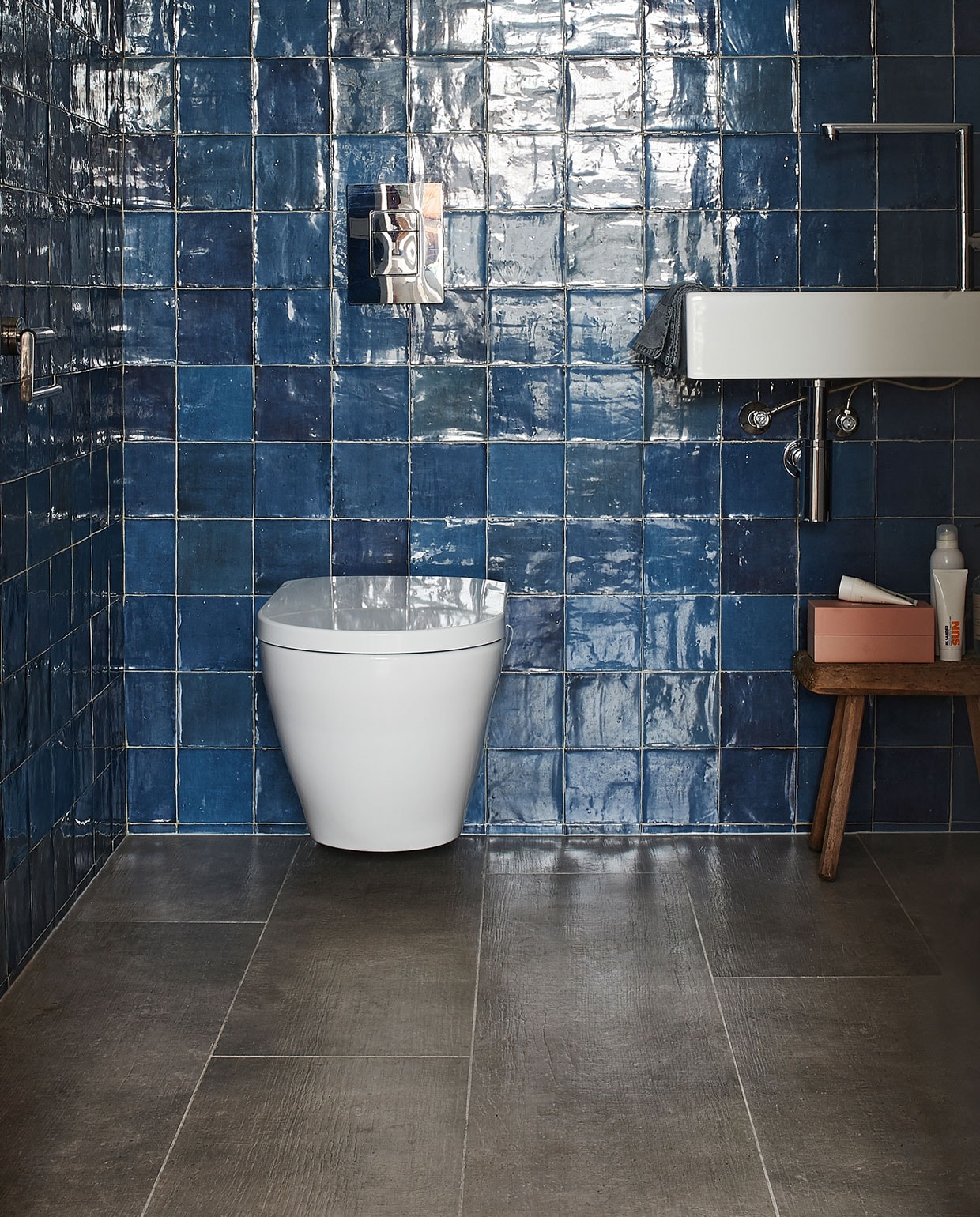 tegels vtwonen collectie, Craft Midnight Blue glossy, 12,5×12,5 cm, per m² € 79 vtwonen 10-2019 | styling Fietje Bruijn | fotografie Dennis Brandsma