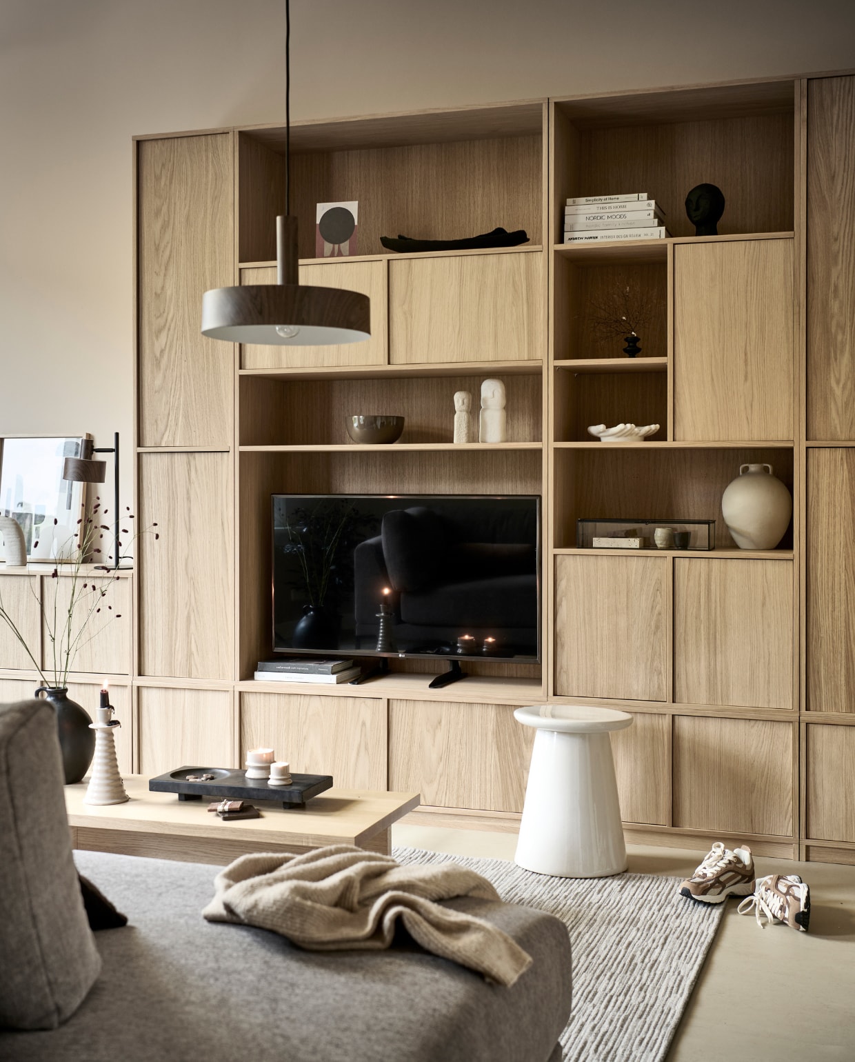 Muurverf Flax 1 liter € 20,99 (pag. 98). Kast Modulair, verkrijgbaar als losse onderdelen, in deze opstelling € 4452,-(pag. 51). Tafellamp Woody € 99,- (pag. 78). Sculpturen hoofd vanaf € 29,95(pag. 58). Vaas zandkleurig € 69,95 (pag. 58). Kruk Button € 129,- (pag. 48). Vloer marmoleum in kleur Mergel per m2 € 50,40 (pag. 107). Vloerkleed Ridge vanaf € 149,- (pag. 103). Salontafel Angle € 519,- (pag. 48). Vaas zwart € 69,95 (pag. 58). Kandelaar zandkleurig vanaf € 29,95 (pag. 62). Waxinelichthouder zandkleurig (set van 2) vanaf € 29,90 (pag. 62). Hanglamp Woody vanaf € 79,99 (pag. 78). Elementenbank Couple in stof nr. 12 in deze opstelling € 3946,- (pag. 44). JA | vtwonen catalogus 2022-10 | styling Kim van Rossenberg  | fotografie Sjoerd Eickmans
