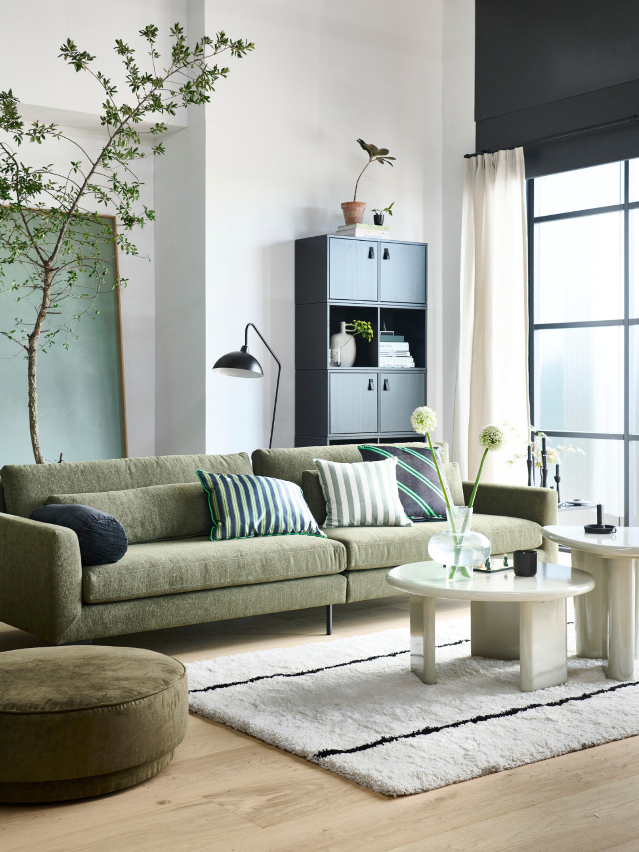 ruimtelijk en sfeervol styling tips voor een kast achter de zetel