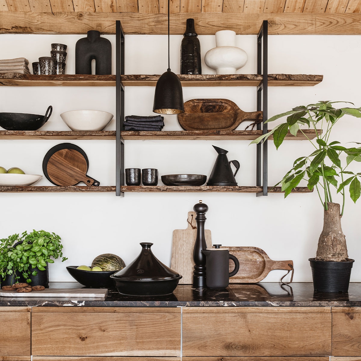 Van boven naar beneden en van links naar rechts: linnen theedoeken Flax, per stuk € 15,- (bymolle.nl). Mokjes Mud, per stuk € 6,75 (hkliving.nl). Zwarte vaas € 55,95, zwarte hoge vaas € 20,95, witte vaas € 68,95 (loftloft.nl). Oude metalen schaal € 39,95 (hetkabinet.nl). Witte schaal € 69,95 (loftloft.nl). Zwarte theedoeken, per stuk € 4,- (hema.nl). Mangohouten plank € 29,95 (hetkabinet.nl). Witte schaal € 75,95 (loftloft.nl). Zwarte ronde serveerplank €19,95 (hetkabinet.nl). Bruine serveerplank van Bowls and Dishes € 14,55 (vtwonen.nl). Zwarte schaal Chief Ceramics € 17,60 (hkliving.nl). Oude oliekan € 24,95, metalen potjes € 30,25 (hetkabinet.nl). Diverse kruidenplanten (jumbo.nl). Zwarte schaal € 78,95 (loftloft.nl). Donkerbruine tajine Emile Henry € 68,95, pepermolen Peugeot Paris chocolat € 56,95, cafetière Stelton Theo € 69,95 (vtwonen.nl). Plant (intratuin.nl). Metalen kruk Denver van New Routz (vtwonen.nl). Bruine linnen doek 160×260 € 129,-, linnen servet Sea Shell, per stuk € 11,50 (bymolle.com). Overig privébezit. vtwonen 03-2022 | styling Moniek Visser | fotografie Denise Pronk | styling assistent Sanne Kiesling