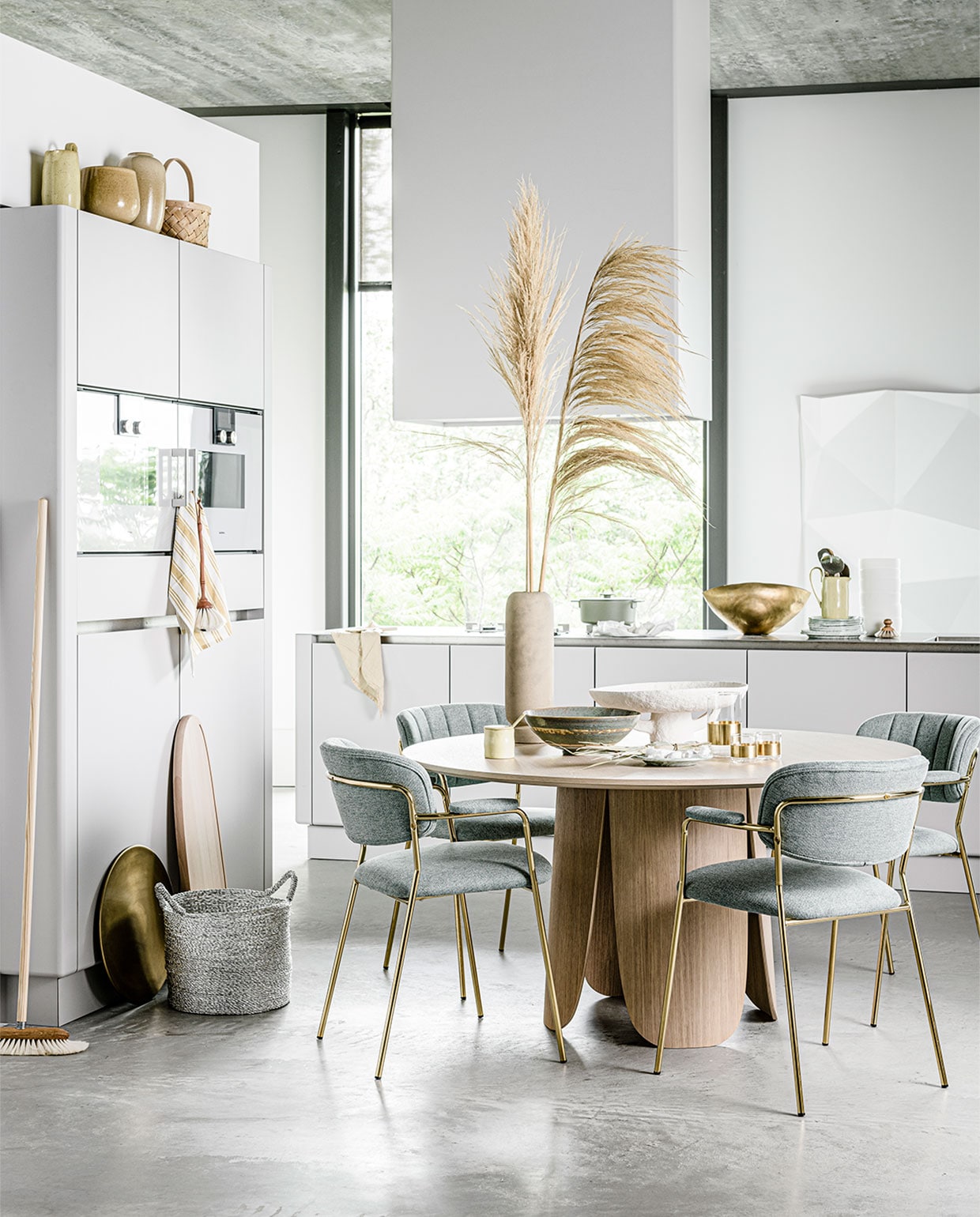 Stoelen Jolien, 49x56x79 cm (bxdxh), per stuk € 169,- (whatiship.nl). Ronde eettafel Peyote, 140×74,5 cm (Øxh) € 1599,- (bolia.com). Pluimen, prijs op aanvraag (greenlifestylestore.nl). Vaas op tafel € 40,- (loods5.nl). Groene serveerkom Pure L van Serax, Ø 32 cm € 79,- (bijenkorf). Witte schaal € 139,-, glazen met gouden rand, per stuk € 17,50,-, glazen kan met gouden rand € 29,-, zilveren lepels in gele kan, per stuk € 29,- (serax.com). Groen met wit gevlekt bord klein € 15,-, groot € 19,- (hayonlinewinkel.com). Keuken Contour met keukeneiland vanaf € 27.500,- (pietboon.com). Geel bakje met lepel € 25,-, gele kan op aanrecht en keukenkast € 55,- (fermliving.com). Grote gouden schaal € 484,- (homestede.nl). Bezem € 48,50, afwasborstel € 20,50, stoffer € 31,- (pantoufle-design.nl). Groene kookpan Surface van Serax, 3 l € 145,-, houten serveerplank Timber van Salt &amp; Pepper, 80×25 cm € 52,99, gele gastendoek op keukeneiland Giant van Hay € 15,- (vtwonen.be). Zilveren mand € 27,95 (loods5.nl). Geel met wit gestreepte theedoek, set van 3 € 7,99, gele vazen op keukenkast per stuk € 14,99 € 14,99 (hm.com). Mand op keukenkast € 4,99 (sostrenegrene.com). Overig privébezit. vtwonen 10-2020 | styling Liza Wassenaar | fotografie Sjoerd Eickmans