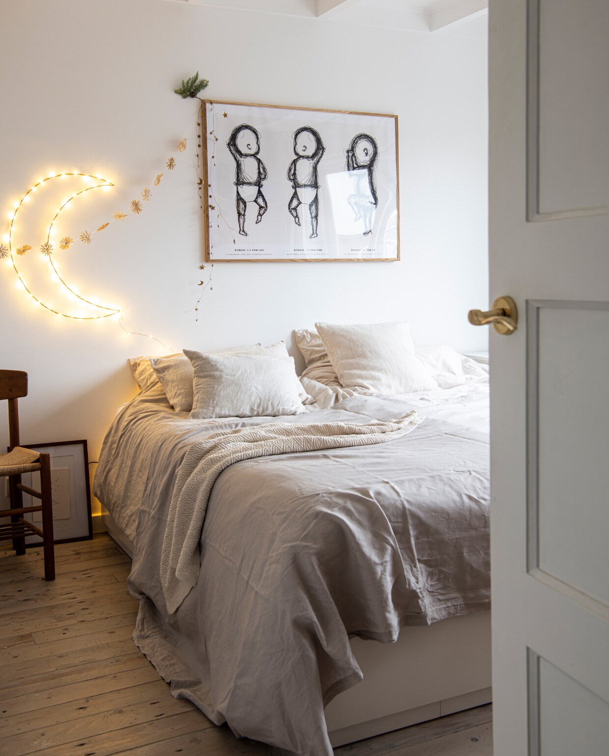 Bed Ikea, beddengoed H&amp;M Home, kussens By Mölle, sprei Konges Sløjd, maanlamp The Archive Store, sterrenslinger Woodchuck. Stoel J39 Mogensen via Marktplaats. vtwonen 13-2022 | productie Insidehomepage | styling Myla Griese | fotografie Louis Lemaire