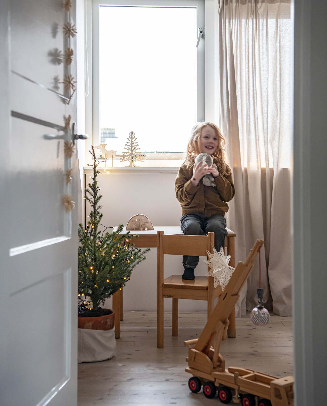 afel en stoel uit oude school, gordijnen Ikea, sneeuwbal Sissy-Boy, boom in vensterbank onbekend, sterrenslinger Woodchuck. NEE | vtwonen 13-2022 | productie Insidehomepage | styling Myla Griese | fotografie Louis Lemaire | tekst Inge van Lieshout