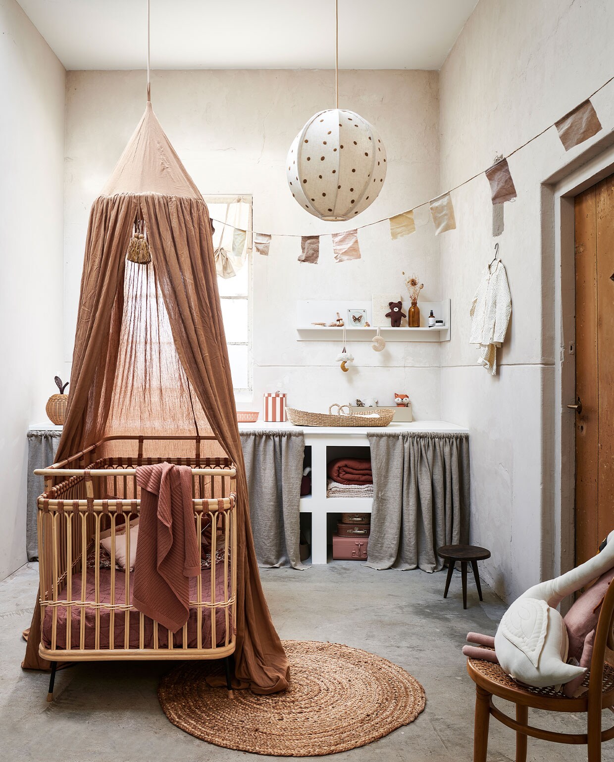 Bed Children’s bed Frederick van Bermbach Handcrafted € 885,-, deken Diamond Deep Clay van Camomile London € 45,-, gebloemde plaid Antoinette Cream Bohemian Flowers van Louise Misha € 89,-, donkerbruine knuffelbeer Bernard van Bonton € 24,-, knuffel vos Renard Tissu van Bonton € 22,-, metalen ovale opbergmand in kleur Roest van Hay € 49,-, ronde gestreepte opbergmand van Oyoy Living Design, set van 3 € 60,-, muziekmobile Moon &amp; Star van Konges Sløjd € 47,-, beige metalen opbergbox van Ferm Living € 65,-, houten borstel in vorm van schelp van Konges Sløjd, set van 3 € 40,-, bedhemel in kleur Almond van Konges Sløjd € 100,-, gevlochten opbergmand appelvorm van Ferm Living € 45,-, roze koffer van Bonton € 29,-, set koffertjes met print van Oyoy Living Design € 24,90, knuffel paard in Dusty Rose van Ferm Living € 55,- , witte pyjama Dot van Studio Feder € 60,-, gebreid roze dekentje Akira Brick van Hvid € 90,-, dekens in de kast: lichtroze Mellow Tawny Blanket van Garbo &amp; Friends vanaf € 55,-, Cinnamon Muslin Filled Quilt van Garbo &amp; Friends € 120,- (storeofdaydreams.com). Lichtbeige rolgordijn € 19,99 (hm.com). Hanglamp Dots Textile van Ferm Living € 155,- (coulourlocale.eu). Rond juten vloerkleed 100 cm (Ø) € 46,- (vtwonen.be). Verschoonmand zeegras van Cam Cam € 69,95, knuffel zwaan Vicky Swan van Numero 74 € 64,- (lidor.nl). Speendoekje in de vorm van maan van Dappermaentje € 23,95 (psikhouvanjou.nl). Babyverzorging van Alma vanaf € 35,-, houten rammelaar € 22,95, babybook € 49,95 (zoenvoorgust.com). Siliconen badthermometer muis € 17,99, beige kam met schildpadmotief € 11,99 (zarahome.com). Gordijnen voor de kast zelfgemaakt van linnen effen stof € 22,50 per strekkende meter (kniphal.nl). Fopspeen kers € 4,50 (dekleineparade.com). Wandplank zelfgemaakt. Overig privébezit. vtwonen 13-2021 kids special | styling Kim van Rossenberg | fotografie Sjoerd Eickmans | assistentie Sanne van der Beek, Judie Jonker, Kim Suos