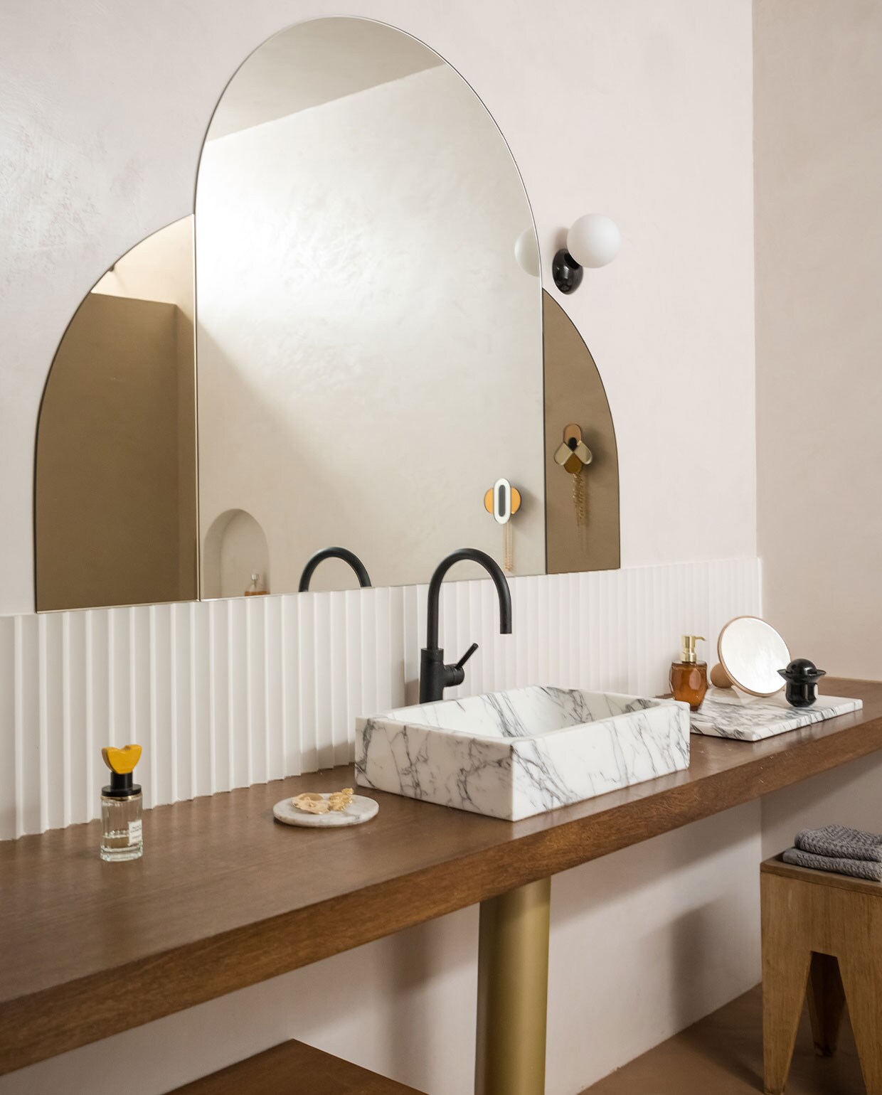 Wasbak en plateautjes uitgevoerd door steenhouwer, eiken wastafel door timmerman. Kranen Zucchetti. Wandlamp Made. Spiegel, sieradenhaak Bisou Bijou, huisparfum, geurkaars Margaux Keller. Overig onbekend. vtwonen 01-2022 | productie en tekst AC Scoffoni | styling Marie-Maud Levron | fotografie Cecile Perrinet-Lhermitte