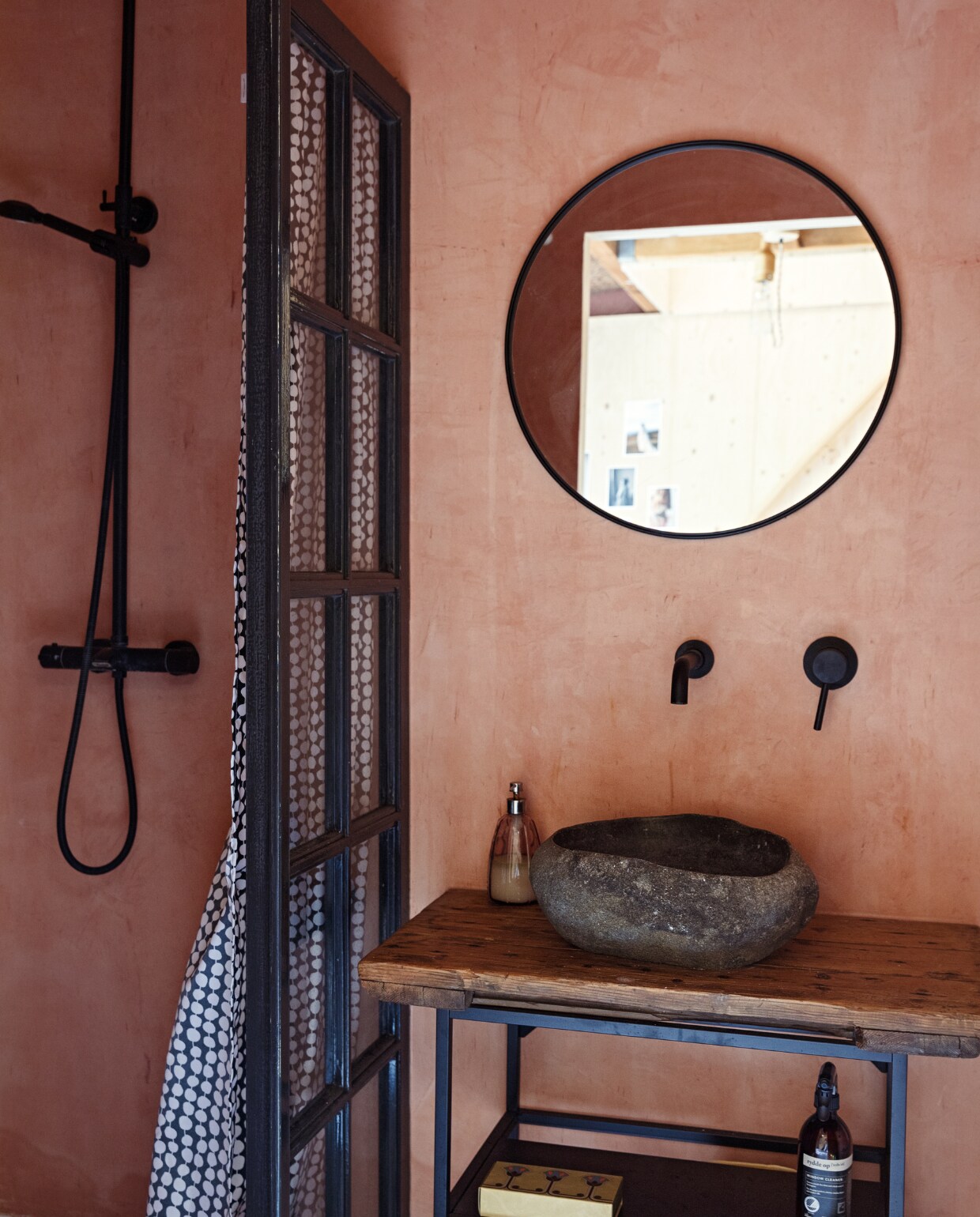 Wastafel zelfgemaakt. Wasbak lokale badkamerdealer. Spiegel en zeeppompje Ikea. Douchegordijn Hema. Oud raam uit schuur. Wand afgewerkt met beton cir. Overig onbekend. vtwonen 13-2022 | styling Ilona Jongepier | fotografie Dana van Leeuwen