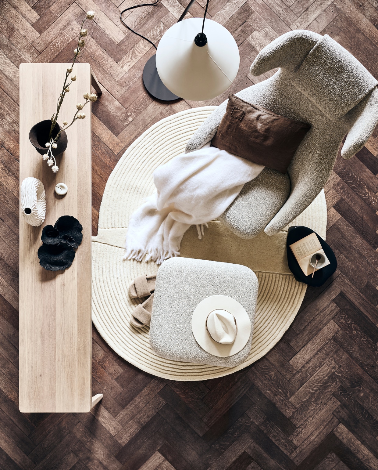 Draaistoel met voetenbank van Vitra € 4690,- (homestede.nl). Houten bank € 1174,- (bolia.com). Wit vloerkleed van Bolia, 180×157 cm € 635,99, vloerlamp van Serax, 196 cm (h) € 519,- (shop.vtwonen.nl). Bruin kussen € 69,-, witte hoed, prijs op aanvraag, beige mok € 35,-, houten lepel € 24,50 (sukha.nl). Zwarte kunst koraal € 49,95,-, zwart keramieken dienblad € 159,- (eijerkamp.nl). Witte vaas € 39,99 (hm.com). Witte wierookhouder € 39,- (fermliving.nl). Bruine vaas € 39,99, beige pantoffels € 25,99, wit plaid € 119,- (zarahome.com). Vloer onbekend. Overig privébezit. vtwonen 1-2023 | styling liza wassenaar | fotografie sjoerd eickmans