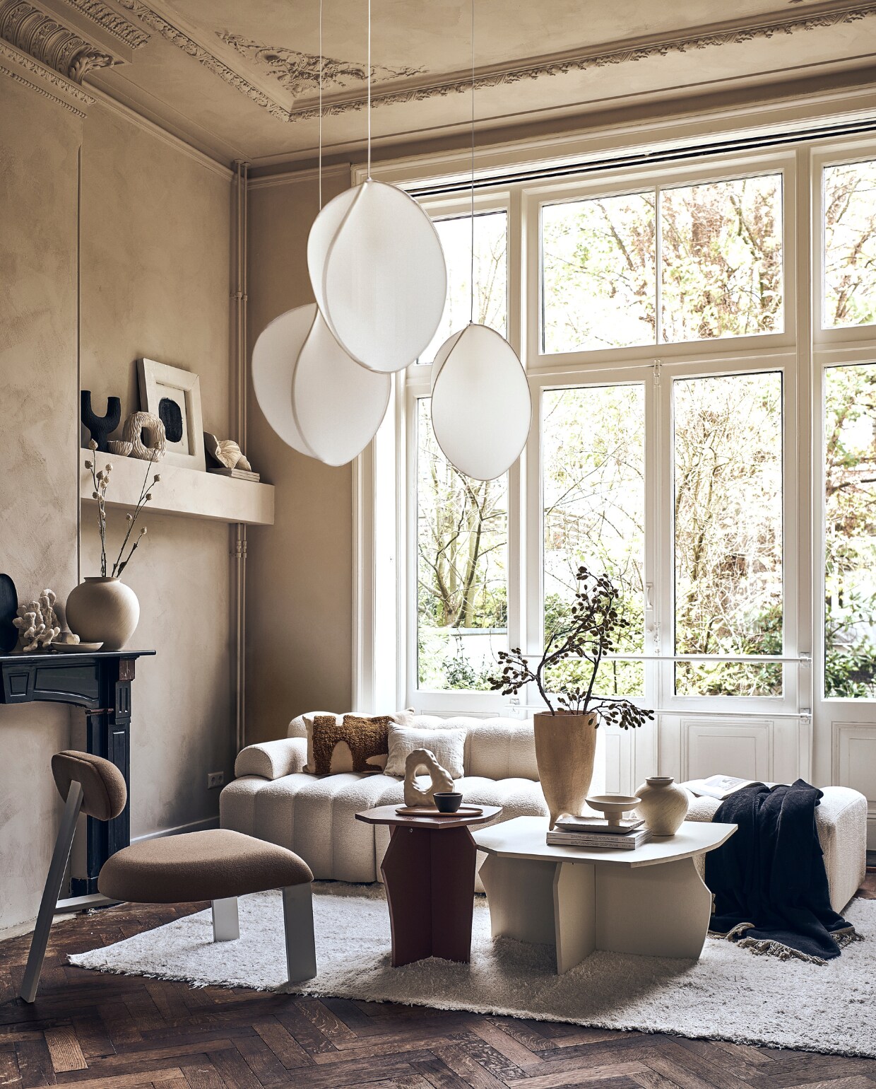 Lampen vanaf € 523,- (bolia.com). Bank bestaande uit drie losse onderdelen € 1429,-, bank Fenix plat ovaal € 369,-, kussen (loods5.nl). Fauteuil Oblique Lounge Chair, ook verkrijgbaar met stof gemaakt van gerecyclede pet-flessen, vanaf € 889,-, witte salontafel € 729,-, bruine salontafel € 459,-, witte schaal op salontafel en witte schaal op schouw prijs op aanvraag (studiohenk.nl). Wit kunstwerk met zwarte ronding (@ansdekruyf). Papieren kunst op rand € 1050,- (elsavisser.com). Kussen met print € 79,- (fermliving.com). Wit vloerkleed € 219,-, witte langwerpige schaal € 29,99, houten schaaltje € 9,99,-, witte ronde vaas op salontafel € 39,99, beige linnen kussen € 12,99, zwart dienblad € 9,99, vaas op schouw € 69,99 (zarahome.com). Zwarte plaid € 69,-, beige grote vaas op tafel € 89,95 (eijerkamp.nl). Boeken per stuk € 22,- (aedamanthony.nl). Zwarte mok € 35,- (sukha.nl). Siervorm links op tafel boekensteun van Hay € 69,99 (shop.vtwonen.nl). Wit koraal op schouw € 295,- (taxidermy.nl). Zwarte vaas met twee armen € 29,99, witte vaas ernaast € 14,99, ronde witte vaas € 39,99 (hm.com). Muurkleur en vloer onbekend. Overig privébezit. vtwonen 1-2023 | styling liza wassenaar | fotografie sjoerd eickmans