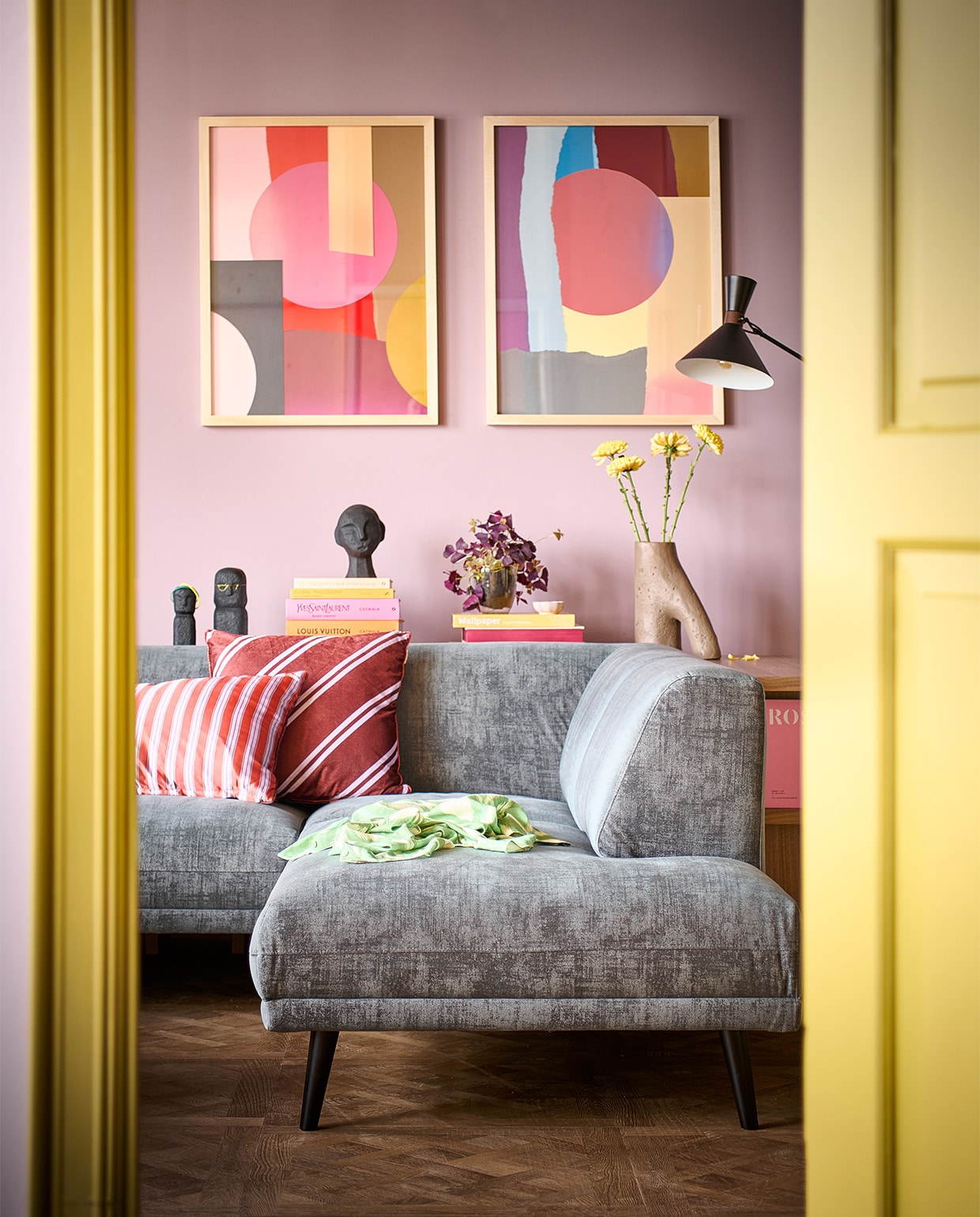 Beeld gestyled met de nieuwe vtwonen collectie. Vloer pvc Noble in kleur Sun Kissed per m2 € 48,95. Sidetable € 359,-. Muurverf Washed Lilac 1 liter. Fotolijsten vanaf € 9,95. Sculpturen van hoofden vanaf € 29,95. Vaas € 34,95. Kussen Pyjamas € 39,95 Bank Brush in kleur SlateGrey € 1299,-. M.m.v. sostrengrene.com (opbergdoosje), overig privébezit. vtwonen catalogus 10-2022 | styling Kim van Rossenberg | Fotografie Sjoerd Eickmans |