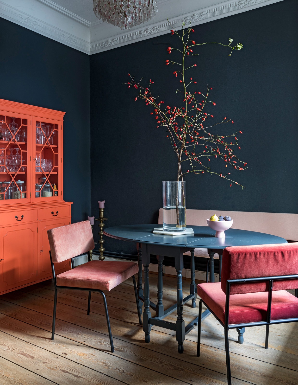 Muurverf Kleines Schwarz Schöner Wohne Farbe. Vintage buffetkast geverfd in Koraal van Kolorat. Eettafel vintage. Stoel en bank Fest Amsterdam. Plafondlamp Westwing. Overig onbekend vtwonen special binnenkijken 2022 | productie &amp; fotografie Anne-Catherine Scoffoni
