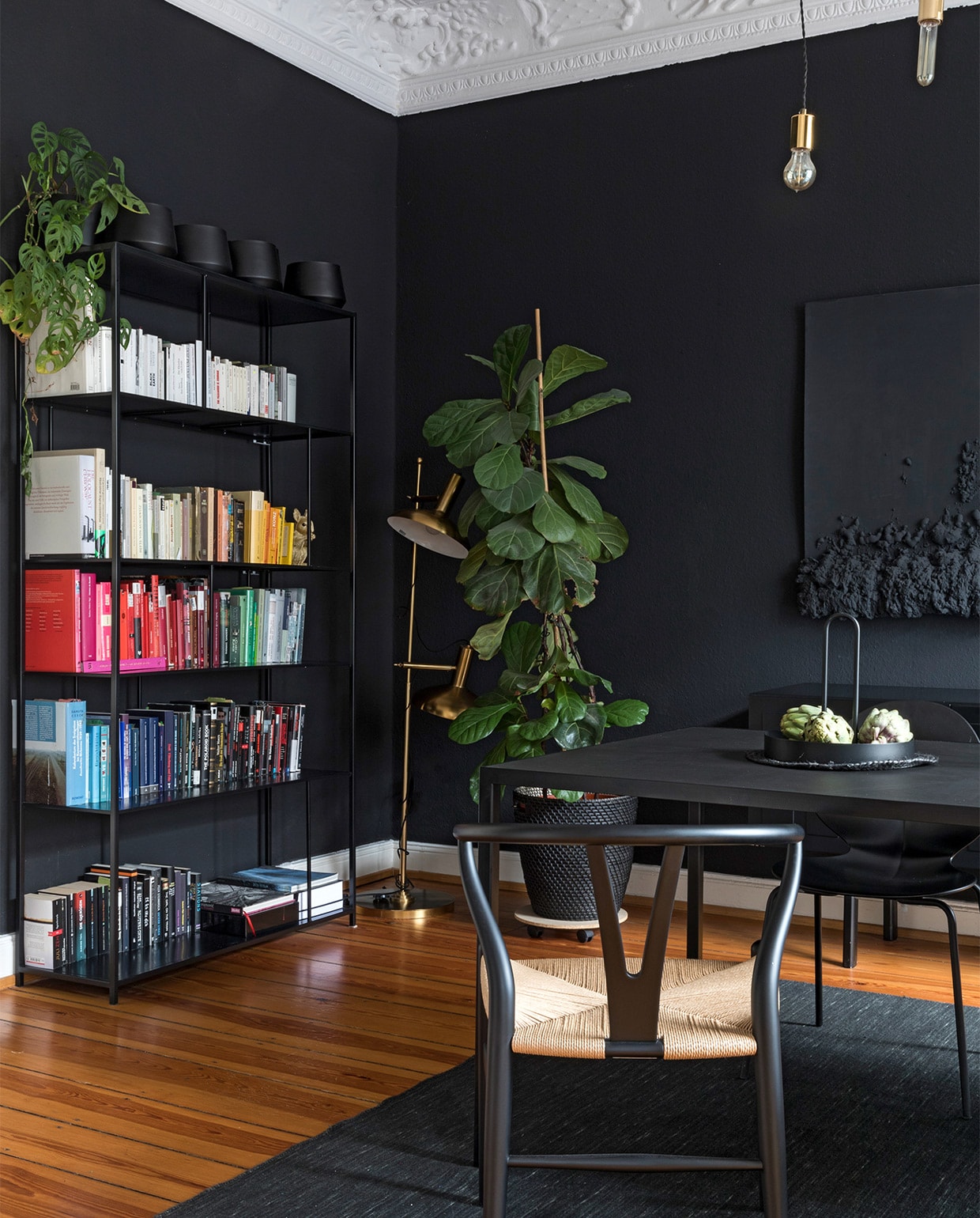 Ladekast Ikea. Kandelaar Ferm Living. Tafellamp VP3 &amp;Tradition. Overig onbekend. vtwonen special binnenkijken 2022 | productie &amp; fotografie  Anne-Catherine Scoffoni