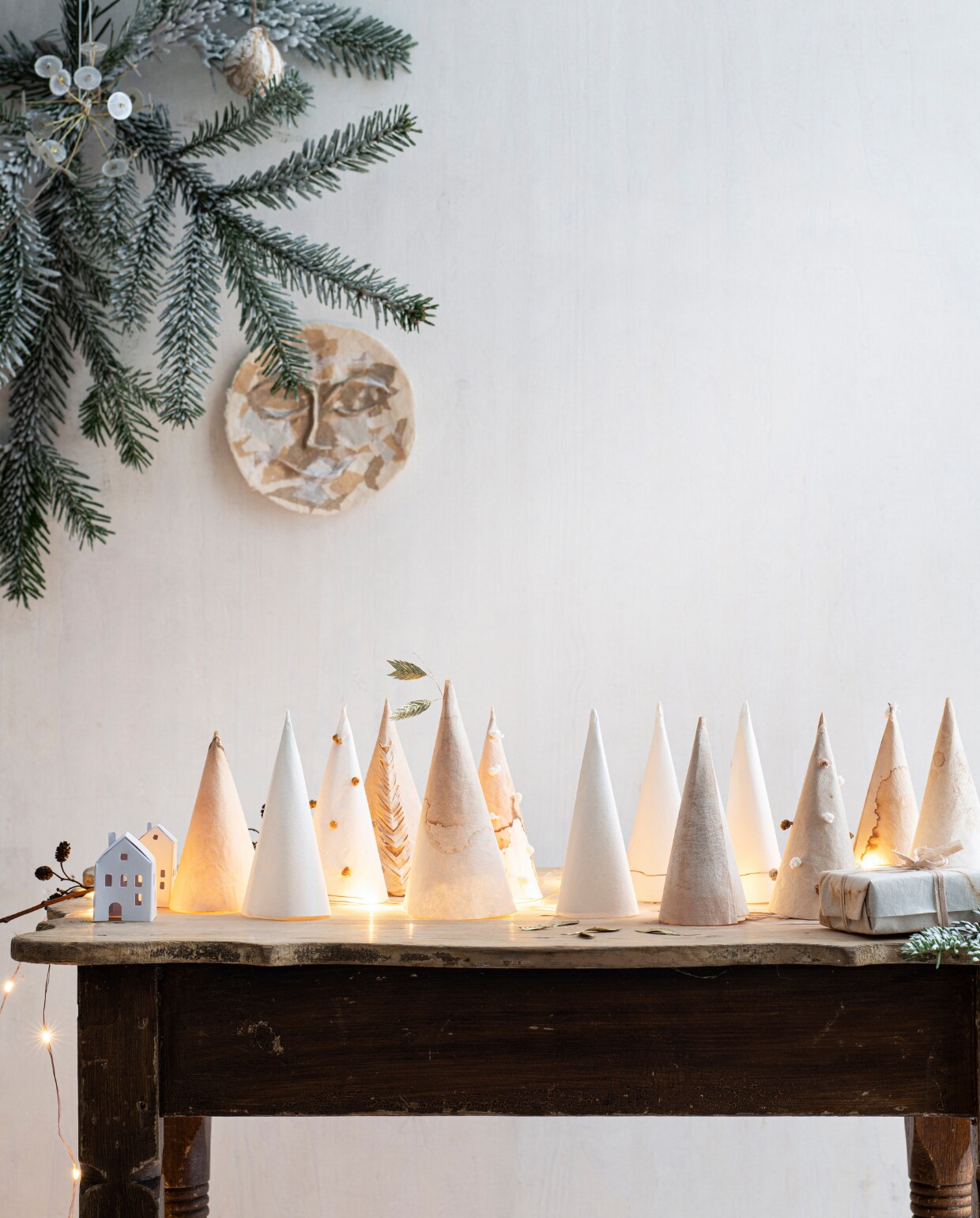 Papier-maché gezicht uit de Moods limited collection, per stuk € 54,95 (). Koperdraad lichtsnoer € 4,50 (). Kerstornament (woodchuck.nl). Overig privébezit. vtwonen special Kerst Couture 12-2022 | styling: Janneke Peters | fotografie Louis Lemaire