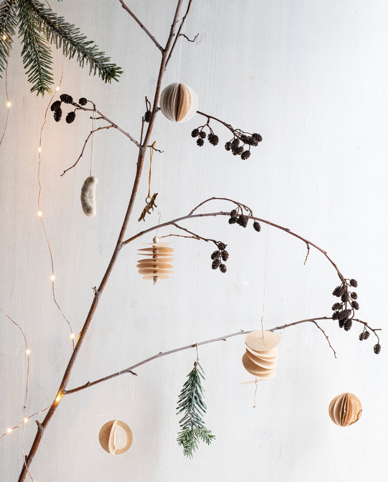 Koperdraad lichtsnoer € 4,50. Overig privébezit. vtwonen special Kerst Couture | styling: Janneke Peters | fotografie Louis Lemaire