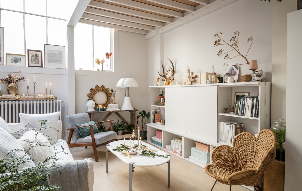 Marmeren tafelblad Leboncoin, tafelpoten Tiptoe, fauteuil Ikea, kussens Maison de Vacances, boekenkast op maat gemaakt, tafellamp Pipistrello van Martinelli Luce. Overig onbekend. vtwonen 13-2022 | productie Marie Maud Levron Creations | styling Marie Maud Levron | fotografie Cecile Perrinet-Lhermitte | tekst Anne Catherine Scoffoni | tekstbewerking Monique Butter