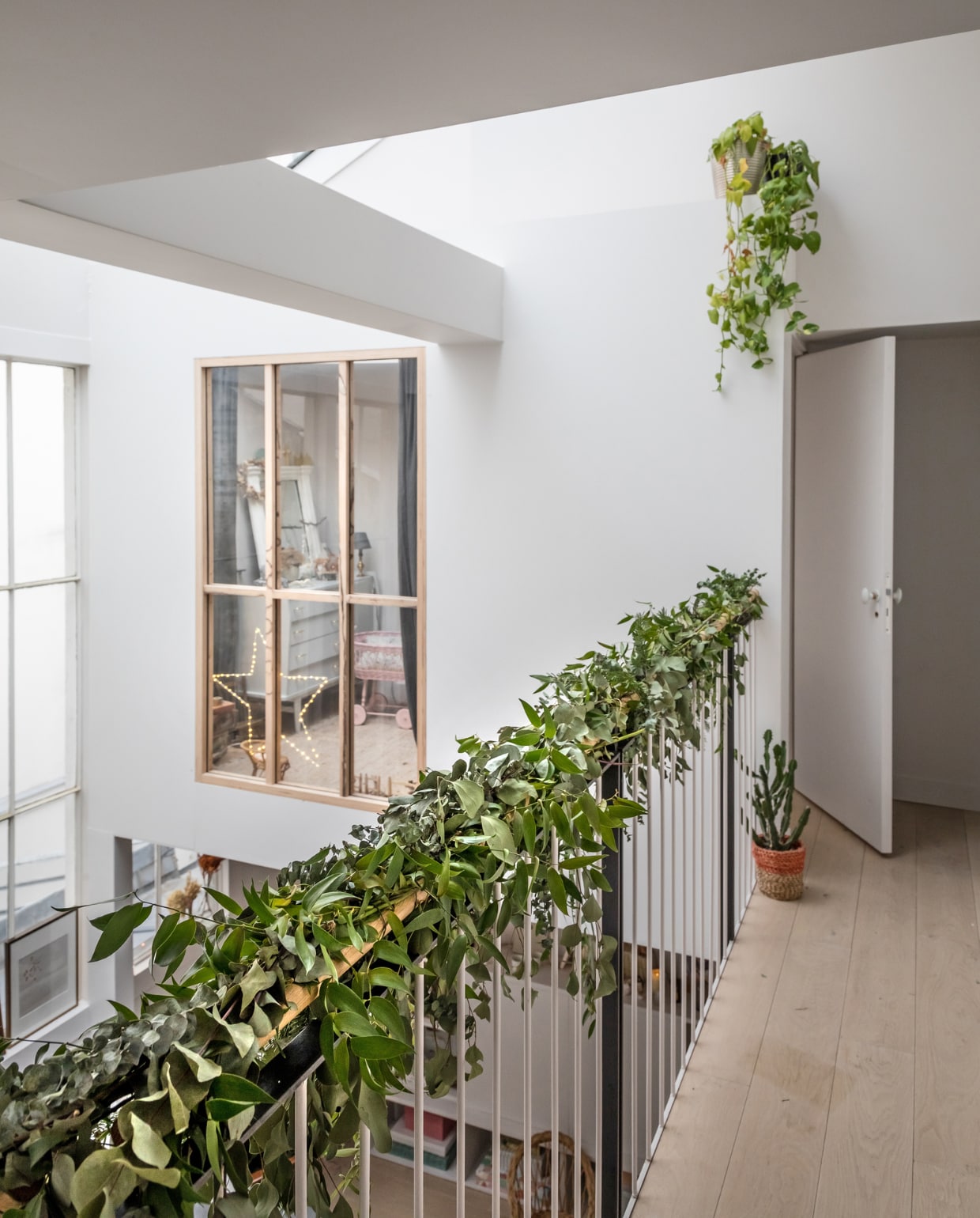 Planten en guirlande Rungis Marché International. Overig onbekend. vtwonen 13-2022 | productie Marie Maud Levron Creations | styling Marie Maud Levron | fotografie Cecile Perrinet-Lhermitte | tekst Anne Catherine Scoffoni | tekstbewerking Monique Butter