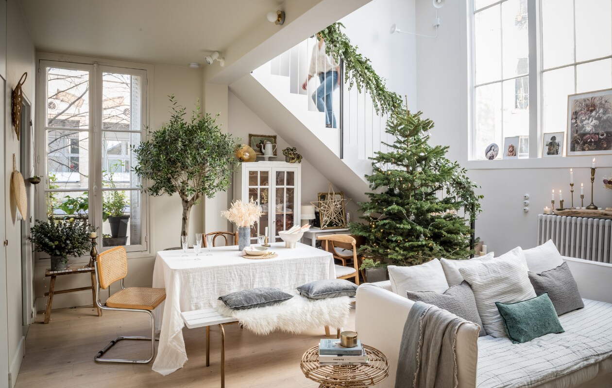 Bank Ampm van La Redoute. Kussens en plaid Maison de Vacances. Tafel, stoelen en kast Emmaüs, schapenvacht Ikea. Olijfboom Jardiland, spar en eucalyptus Rungis Marché International. Overig onbekend. vtwonen 13-2022 | productie Marie Maud Levron Creations | styling Marie Maud Levron | fotografie Cecile Perrinet-Lhermitte | tekst Anne Catherine Scoffoni | tekstbewerking Monique Butter