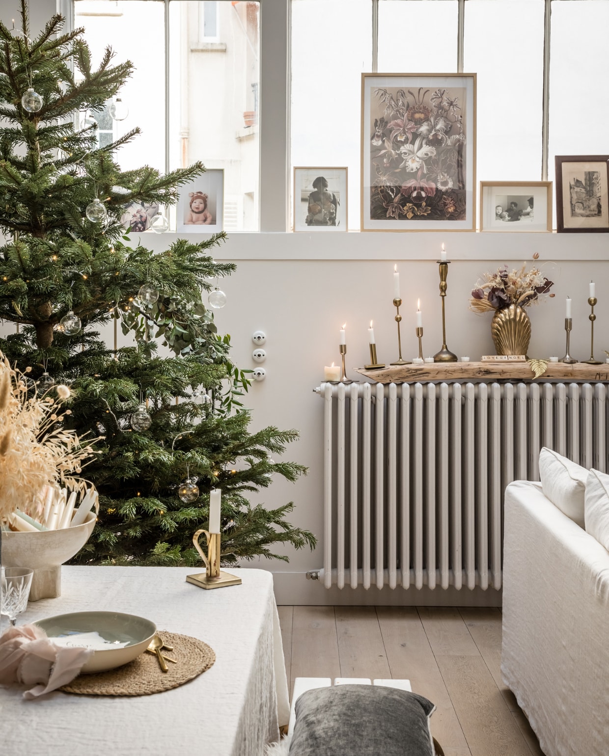 Koperen kandelaars rommelmarkt, schelpenvaas H&amp;m Home. Spar Rungis Marché International. Overig onbekend. NEE | vtwonen 13-2022 | productie Marie Maud Levron Creations | styling Marie Maud Levron | fotografie Cecile Perrinet-Lhermitte | tekst Anne Catherine Scoffoni | tekstbewerking Monique Butter