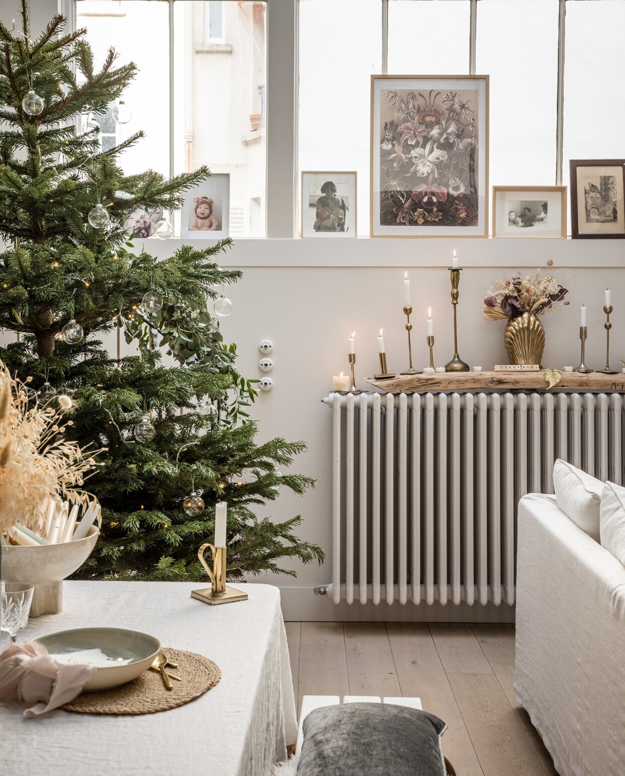 Koperen kandelaars rommelmarkt, schelpenvaas H&amp;m Home. Spar Rungis Marché International. Overig onbekend. vtwonen 13-2022 | productie Marie Maud Levron Creations | styling Marie Maud Levron | fotografie Cecile Perrinet-Lhermitte | tekst Anne Catherine Scoffoni | tekstbewerking Monique Butter