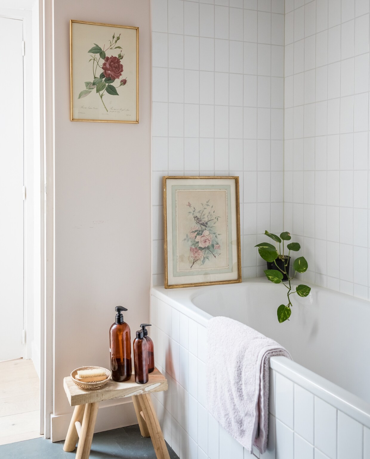 Schilderijen rommelmarkt, soortgelijke kruk Casa, soortgelijke handdoek By Mölle. Overig onbekend. vtwonen 13-2022 | productie Marie Maud Levron Creations | styling Marie Maud Levron | fotografie Cecile Perrinet-Lhermitte | tekst Anne Catherine Scoffoni | tekstbewerking Monique Butter