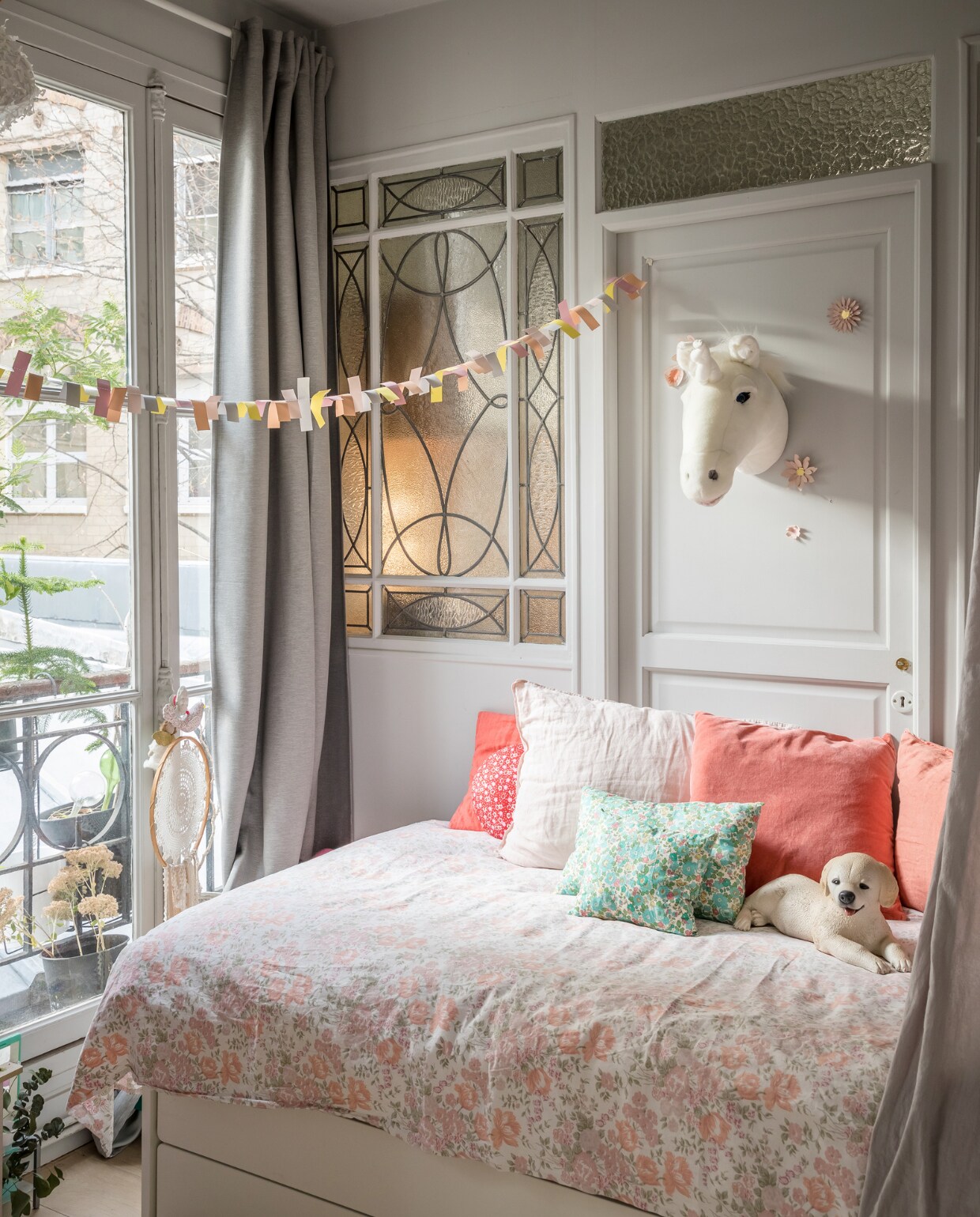 Bed Ikea, beddengoed Emmaüs. Eenhoorn, papieren slinger en knuffelhond Le Petit Souk. Overig onbekend. vtwonen 13-2022 | productie Marie Maud Levron Creations | styling Marie Maud Levron | fotografie Cecile Perrinet-Lhermitte | tekst Anne Catherine Scoffoni | tekstbewerking Monique Butter