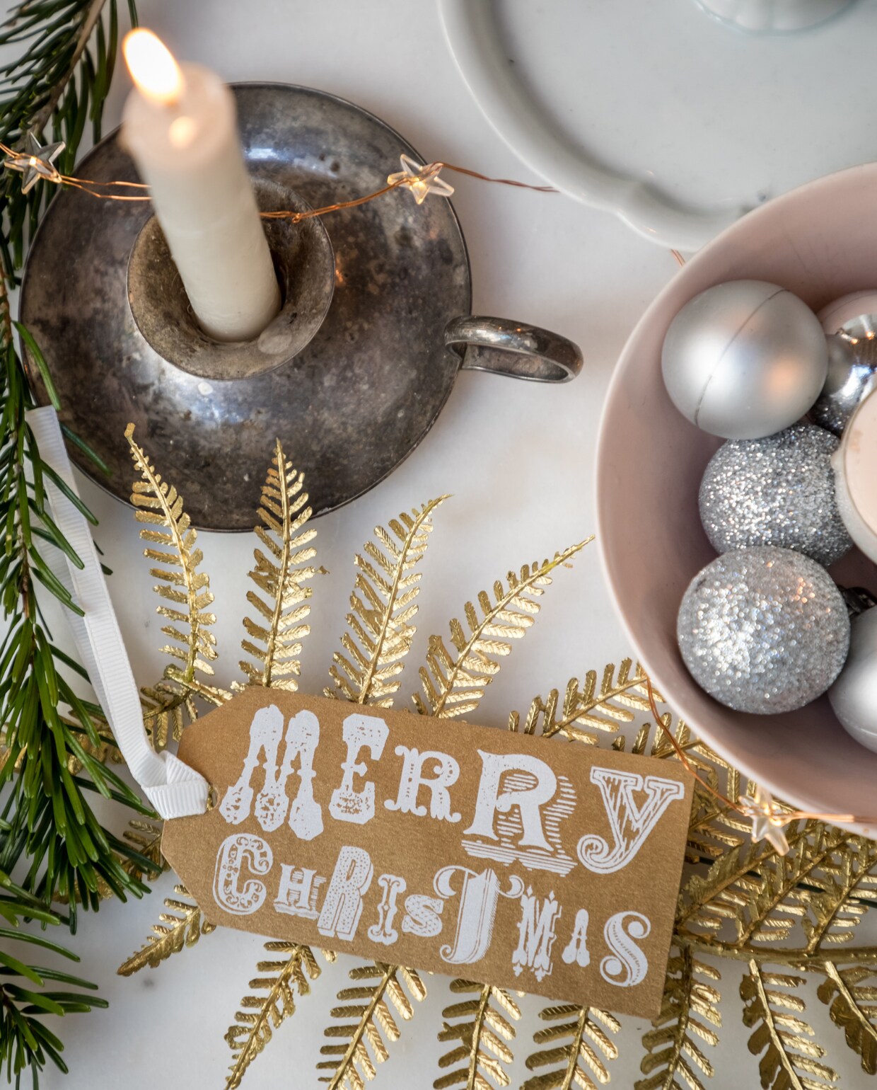 Soortgelijke kunstvarentak Floristik24, soortgelijke kerstballen Hema, soortgelijke zachtroze kom Ikea, Overig onbekend. vtwonen 13-2022 | productie Marie Maud Levron Creations | styling Marie Maud Levron | fotografie Cecile Perrinet-Lhermitte | tekst Anne Catherine Scoffoni | tekstbewerking Monique Butter