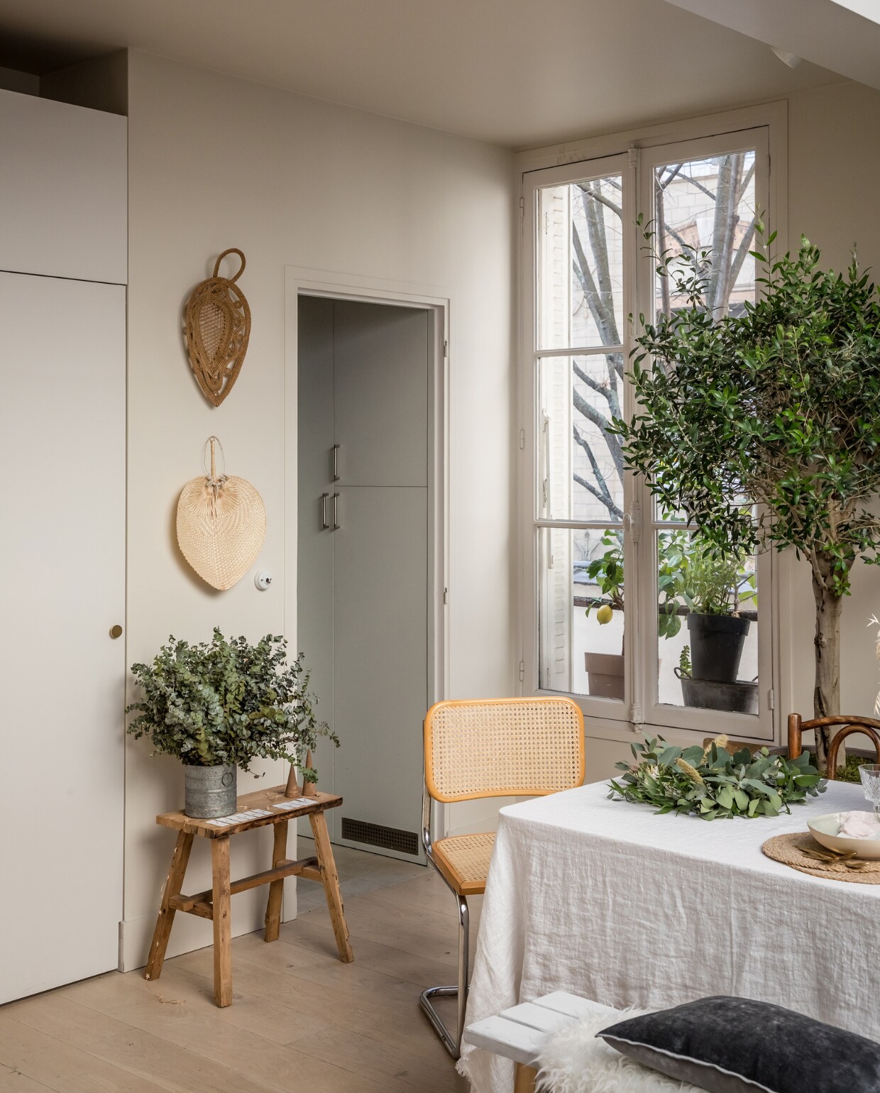 Kussen Maison de Vacances, tafel en stoelen Emmaüs, schapenvacht Ikea. Olijfboom Jardiland, eucalyptus Rungis Marché International. Overig onbekend. vtwonen 13-2022 | productie Marie Maud Levron Creations | styling Marie Maud Levron | fotografie Cecile Perrinet-Lhermitte | tekst Anne Catherine Scoffoni | tekstbewerking Monique Butter