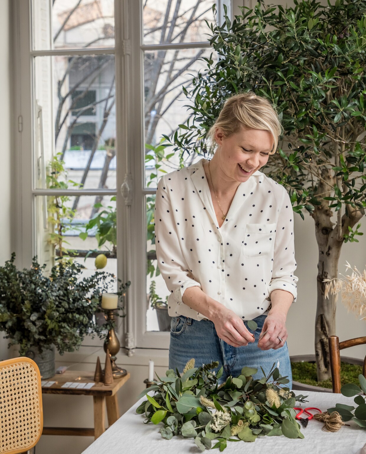 Tafel en stoelen Emmaüs. Olijfboom Jardiland, eucalyptus Rungis Marché International. Overig onbekend. vtwonen 13-2022 | productie Marie Maud Levron Creations | styling Marie Maud Levron | fotografie Cecile Perrinet-Lhermitte | tekst Anne Catherine Scoffoni | tekstbewerking Monique Butter