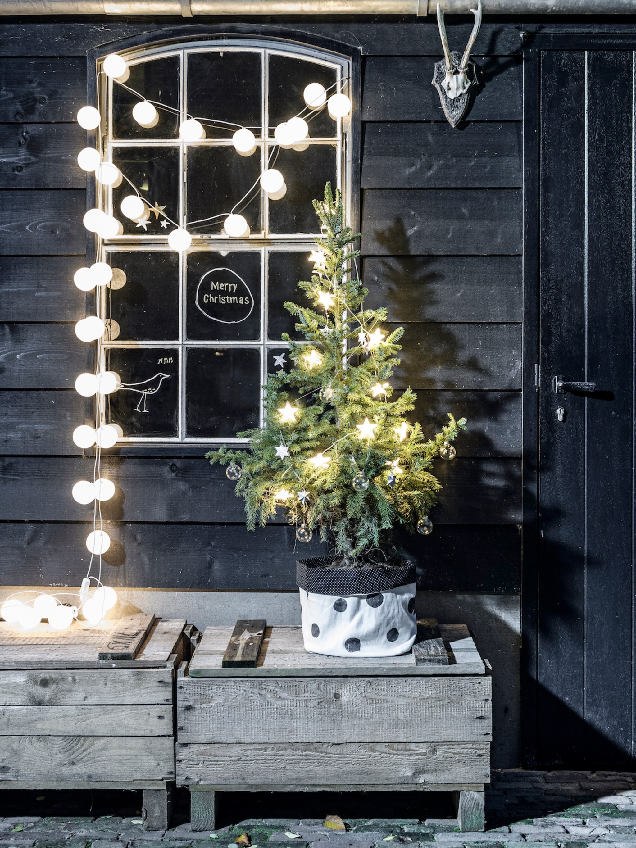op en top kerst maak de donkere dagen gezellig met kerstversiering in de tuin