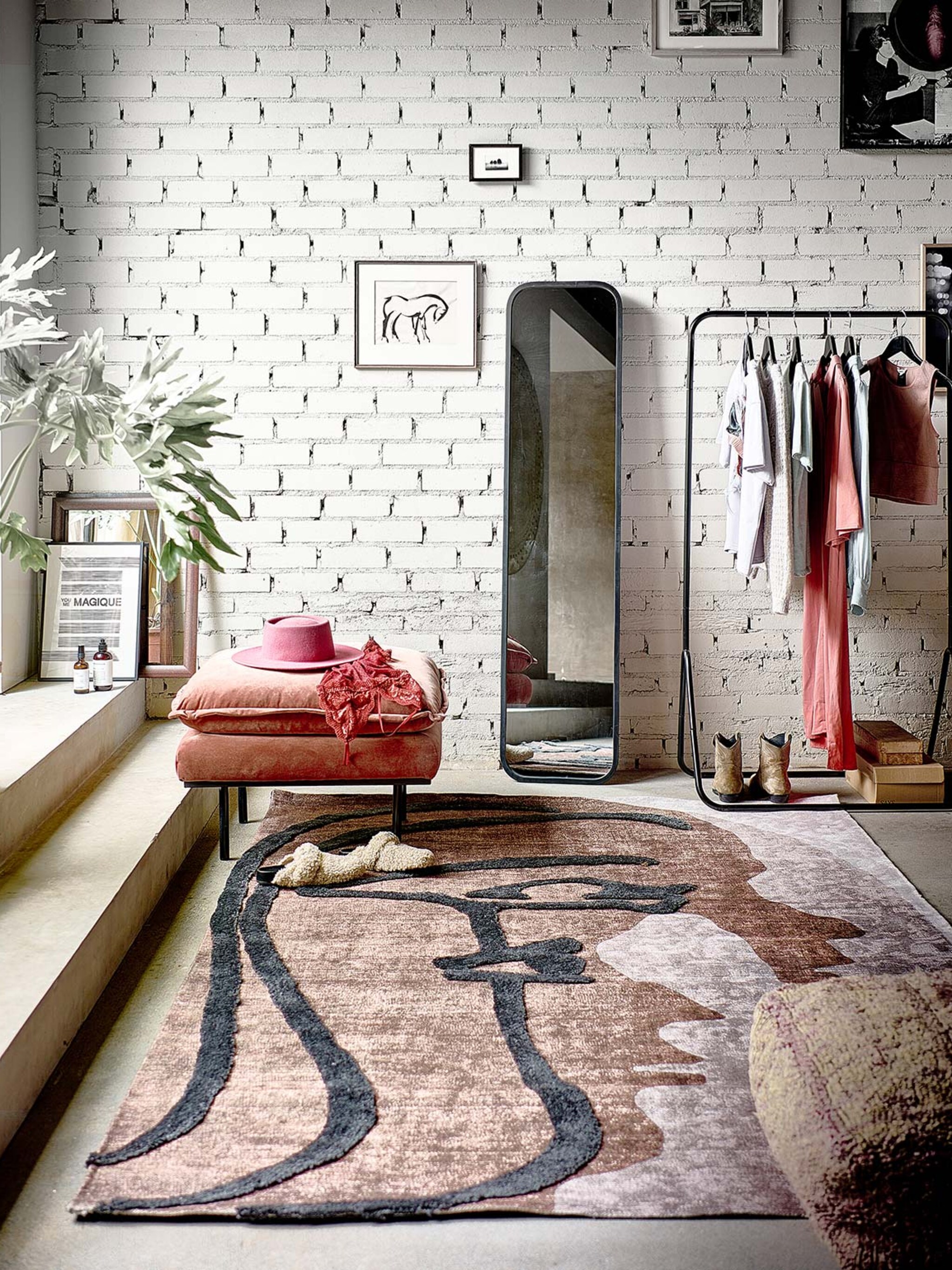 sfeervol en ruimtelijk slimme stylingtips voor een spiegel in de slaapkamer