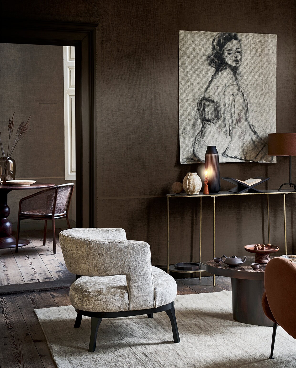 fauteuil in champagnetint € 685,-, vloerkleed, 250×350 cm € 2999,- (allurehome.nl). Bruine fauteuil Bonnie € 429,- (made.com). Sidetable van BePureHome € 169,- (basiclabel.nl). Aardewerken vaas € 29,99, zwartmetalen tafellamp € 69,99 (zarahome.com). Gedraaide kaars € 4,95 (dille-kamille.nl). Bruine glazen vaas € 110,-, houten etagère € 140,- (homestede.nl). Houten boekenstandaard € 24,99, houten dienblad in hexagonvorm € 12,99 (hm.com). Bruine lampenkap € 45,-(lluce.nl). Salontafel met bruin marmeren blad € 1445,95 (rapture.amsterdam). Theepot € 44,95, theemokken, onderdeel van set met mokken € 59,95 (simonlevelt.nl/alkmaar). Tekening op linnen, prijs op aanvraag (gracespiegel.com). Achterste ruimte: ronde eettafel van BePureHome, 120 cm (Ø) € 629,- (basiclabel.nl). Bruine glazen vaas € 69,- (homestede.nl). Aardewerken schaal € 35,99 (zarahome.com). Eetkamerstoel € 649,- (nordal.eu). Overig privébezit. vtwonen 01-2021 | styling Danielle Verheul | fotografie Sjoerd Eickmans