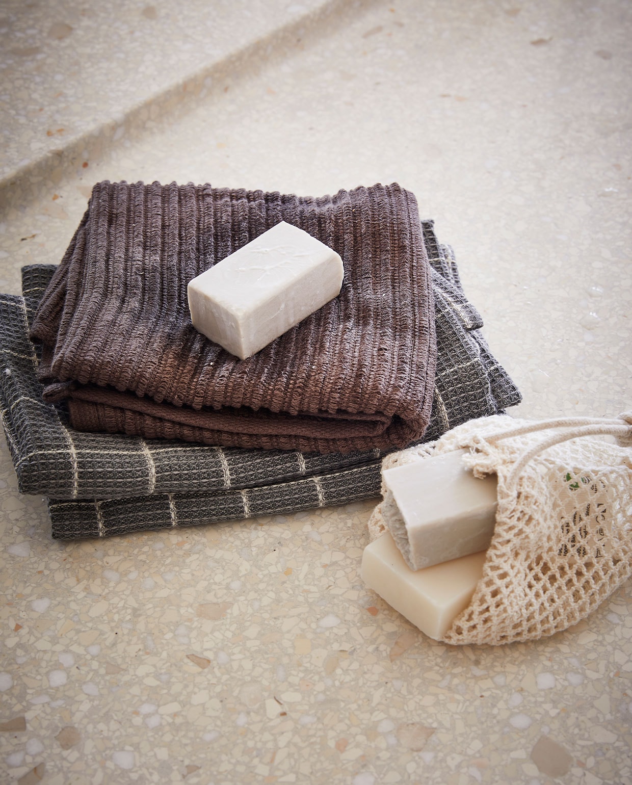 Bio ruit vaatdoek – groen – 2,50 (Dille &amp; Kamille), vaatdoek – bruin – (Mijn Stijl), zeep terre de Somieres anti vlek – klei – 3,95 (Dille &amp; Kamille), anti vlekkenzeep Marsiglia – wit – 80g – 3,95 (Dille &amp; Kamille), zeepzakje – katoen – 10 x 15 cm – 1,95 (Dille &amp; Kamille), styling Studio Marit Saladini | fotografie Peggy Janssen | stylingassistentie Paolo Roseti
