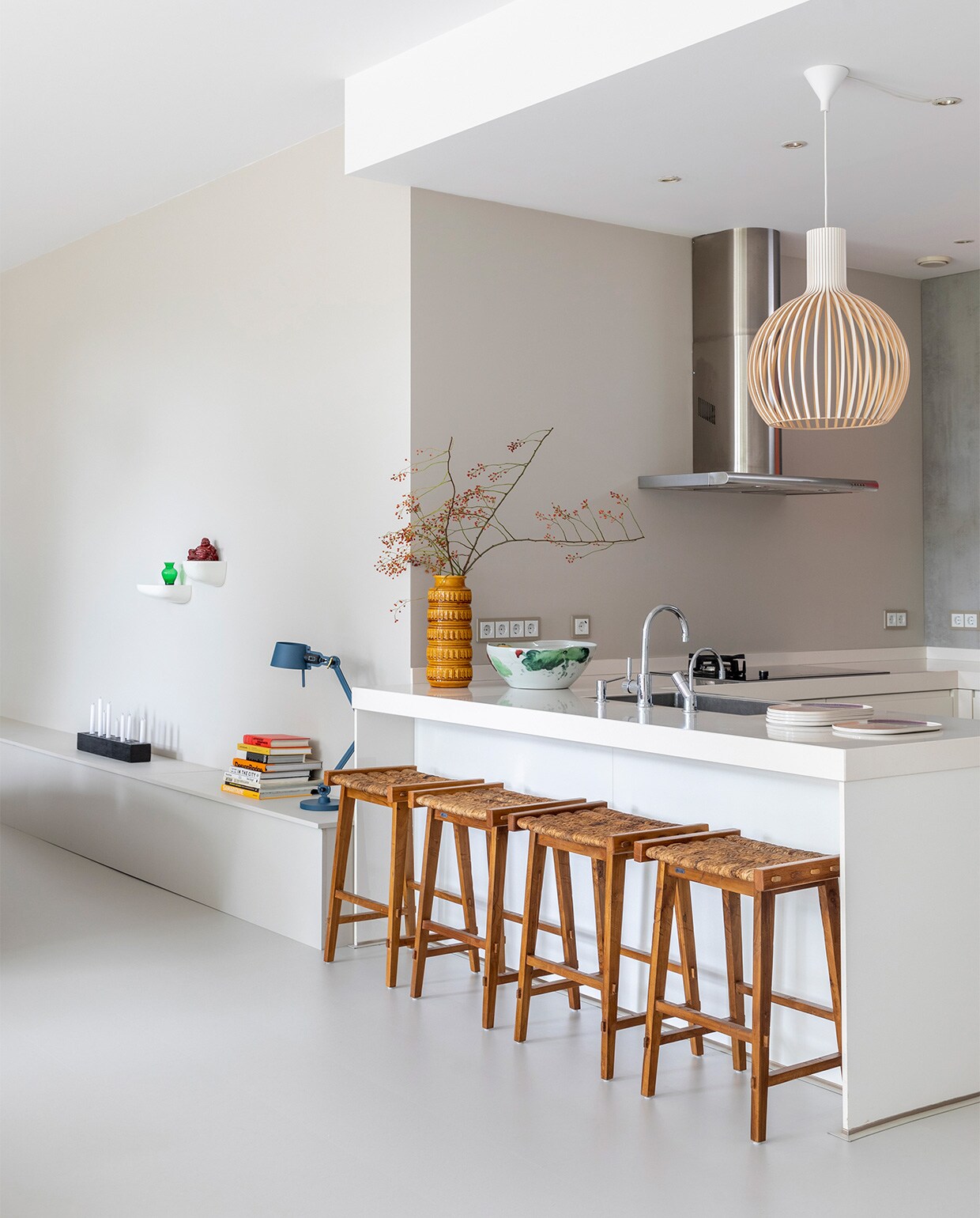 Hanglampen Vertigo van Petite Friture, per stuk € 995,-, eettafel Slot van Studio Henk € 3420,-, hoekbank Rego van Leolux € 6270,-, op de eettafel bruine kan van HKliving € 32,95, bruine pot van 101Copenhagen € 58,-, gekleurd bord van HKliving € 13,95, rustiek dinerbord van HKliving € 17,95, keramieken bord van HKliving € 11,95, perzikkleurig bord van HKliving € 11,95, roze/lila dinerbord van HKliving € 19,95, ornament Natural Feather van Kersten € 28,95, aardewerken vaas Oak van Dinnerware € 49,95, plaid Check Out € 185,-, barkrukken Catterpillar van d-Bodhi, per stuk € 229,- (eijerkamp.nl). Eetkamerstoel 98 Bordeaux van Panton € 295,-, eetkamerstoel Catch van Bepurehome € 179,-, eetkamerstoel Result Chair van Hay € 269,- (vtwonen.be). Houten wandafwerking FB02 Concreta, prijs op aanvraag (decolegno.nl). Vloer Marmoleum click Walton in de kleur Titanium (woninginrichting-aanhuis.nl). Vloerkleed Rodi van Cunera € 765,- (cunera.nl). Wandlamp Bolt van Tonone € 245,- (tonone.nl). Overig privébezit. vtwonen weer verliefd op je huis seizoen 15, aflevering 5 in Bakkum | styling Frans Uyterlinde | fotografie Margriet Hoekstra